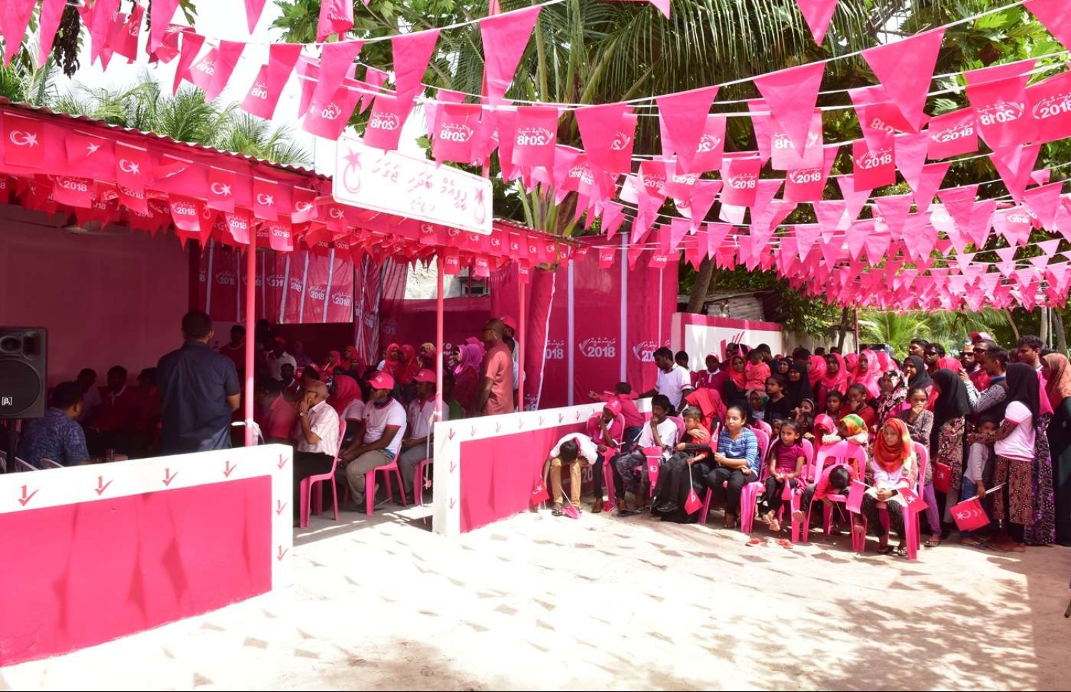 ފ. ފީއަލި: އޮގަސްޓް 25، 2018- ރައީސް ޔާމީން މި ރަށަށް ކުރެއްވި ކެމްޕެއިން ދަތުރުފުޅުގައި، ޕީޕީއެމްގެ މެމްބަރުންނާ ބައްދަލު ކުރެއްވުމަށް އެމަނިކުފާނު ބޭއްވެވި ހަފުލާ އަށް ދިޔަ ބައެއް މީހުން.---ފޮޓޯ: ރައީސް އޮފީސް