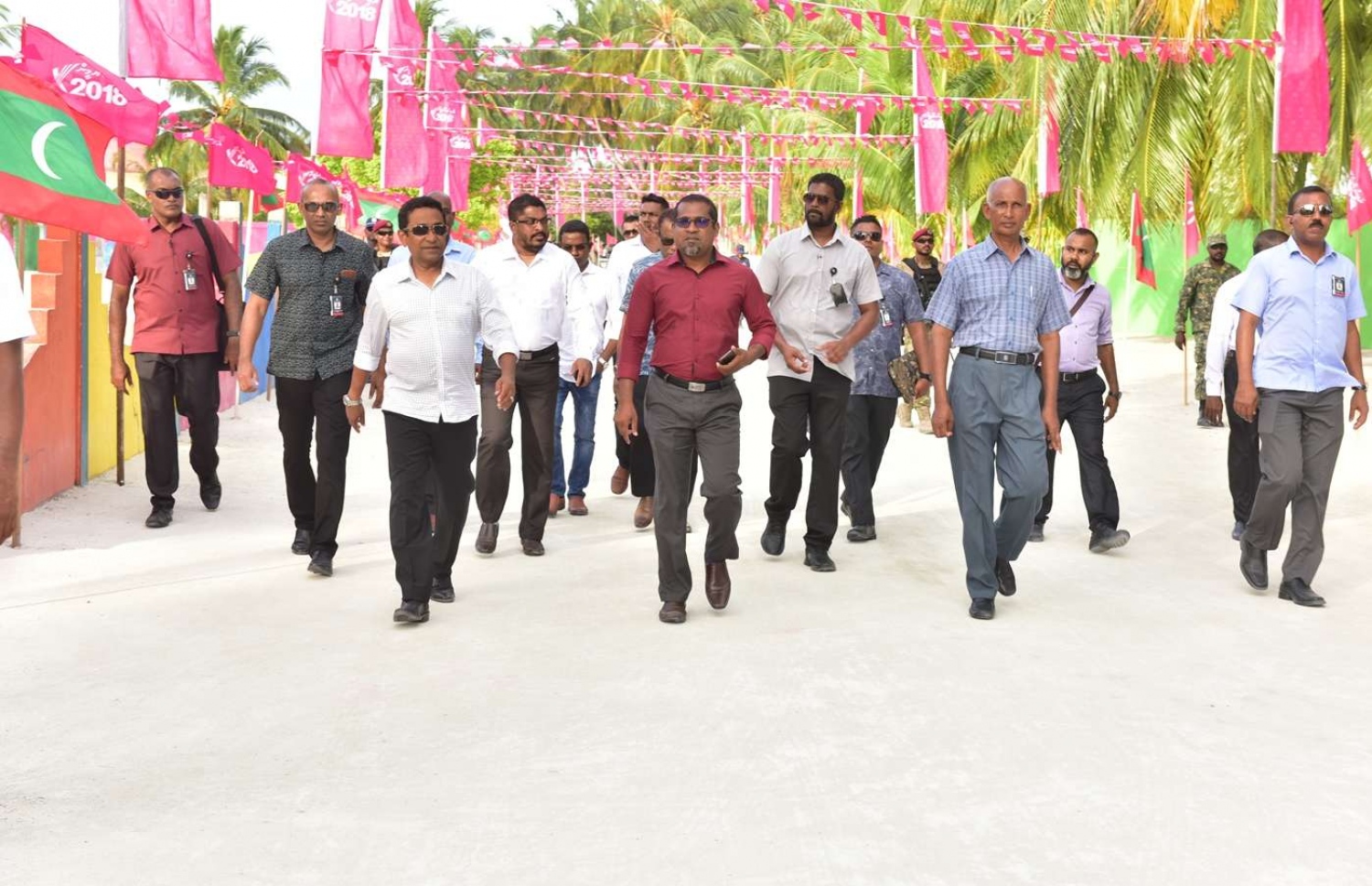 ފ. ނިލަންދޫ: އޮގަސްޓް 25، 2018- ރައީސް ޔާމީން މި ރަށަށް ކުރެއްވި ކެމްޕެއިން ދަތުރުފުޅުގައި، މި ރަށުގެ މަގެއްގައި ހިންގަވާފައި ވަޑައިގަންނަވަނީ.---ފޮޓޯ: ރައީސް އޮފީސް