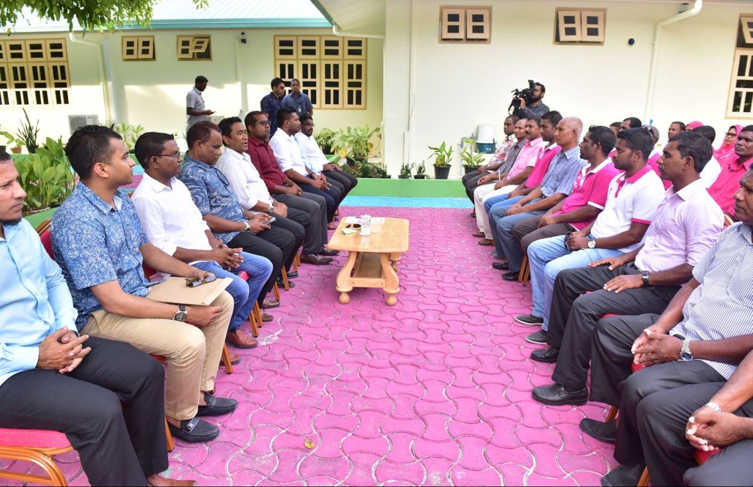 ފ. ނިލަންދޫ: އޮގަސްޓް 25، 2018- ރައީސް ޔާމީން މި ރަށަށް ކުރެއްވި ކެމްޕެއިން ދަތުރުފުޅުގައި، ޕީޕީއެމްގެ ބައެއް މީހުންނާ ބައްދަލުކުރައްވައި މަޝްވަރާ ކުރައްވަނީ.---ފޮޓޯ: ރައީސް އޮފީސް