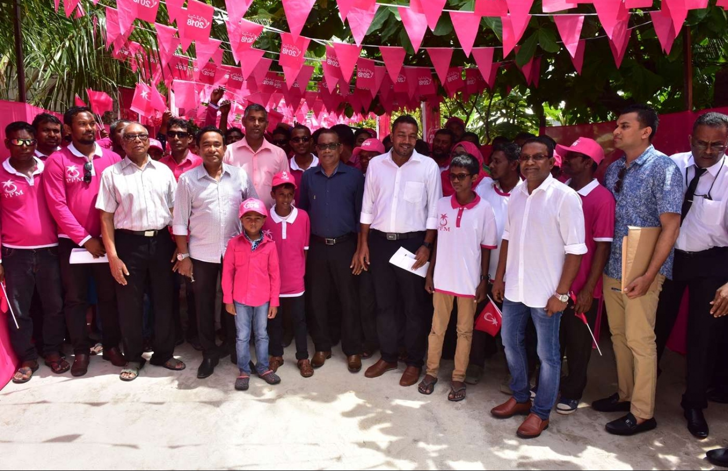 ފ. ފީއަލި: އޮގަސްޓް 25، 2018- ރައީސް އަބްދުﷲ ޔާމީން މި ރަށަށް ކުރެއްވި ދަތުރުފުޅުގައި، ރައްޔިތުންނާ ބައްދަކުރެއްވުމަށް ބޭއްވި ހަފުލާއަށް ފަހު ބައެއް ރައްޔިތުންނާއެކު ފޮޓޯއަކަށް ހުއްޓިވަޑައިގެން.---ފޮޓޯ: ރައީސް އޮފީސް