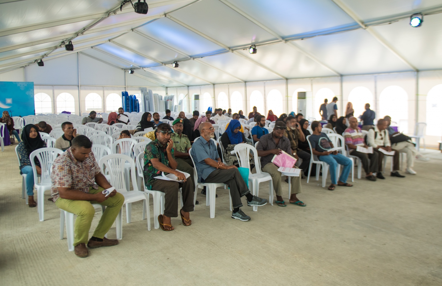 ހިޔާ މަޝްރޫއުގެ ދަަށުން މީހުން ފްލެޓަށް އެދި ފޯމު ހުށަހަޅަން ގޮސް ތިބި ބަޔަކު ކިޔޫގައި މަޑުކޮށްލައިގެން-- މިހާރު ފޮޓޯ: ހުސެން ވަހީދު