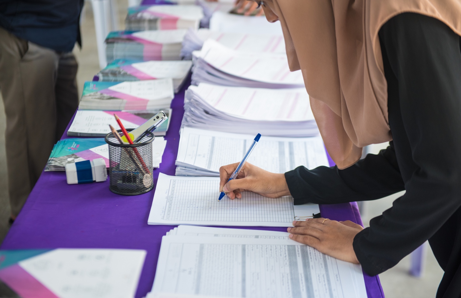 ފްލެޓަށް ކުރިމަތިލުމަށް ހުށަހަޅާފައިވާ ފޯމުތަކެއް، ހައުސިންގެ މުވައްޒަފަކު ބަލައިގަންނަނީ-- މިހާރު ފޮޓޯ: ހުސެން ވަހީދު