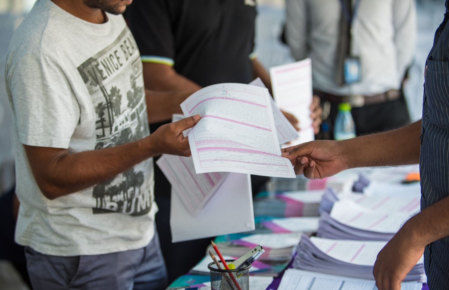 ހިޔާ މަޝްރޫއުގެ ދަަށުން މީހަކު ފޯމެއް ހުށަހަޅަނީ- މިހާރު ފޮޓޯ: ހުސެން ވަހީދު