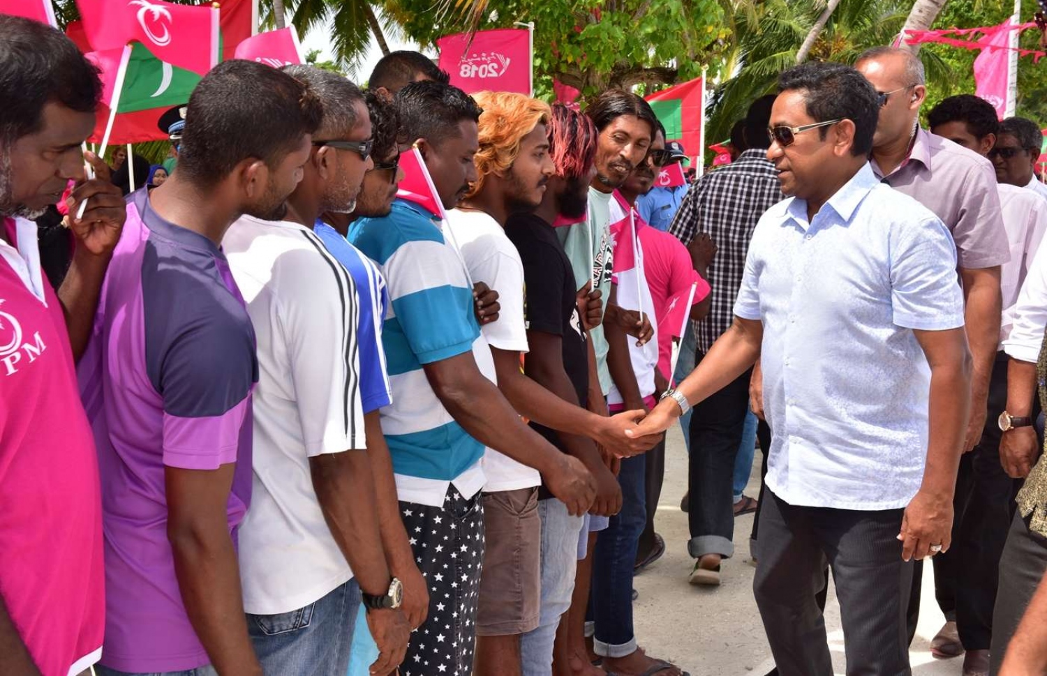 ތ. ގުރައިދޫ: އޮގަސްޓް 26، 2018- އަންނަ މަހުގެ 23 ގައި ބާއްވާ މި އަހަރުގެ ރިޔާސީ އިންތިޚާބުގެ ކެމްޕޭނަށް، ޕީޕީއެމްގެ ކެންޑިޑޭޓް ރައީސް އަބްދުﷲ ޔާމީން ތ. ގުރައިދޫ އަށް މިއަދު ކުރެއްވި ދަތުރުފުޅުގައި އެމަނިކުފާނަށް މަރުހަބާ ދެންނެވުމަށް އެއްވެ ތިބި މީހުންނާ ސަަލާމްކުރައްވަނީ--.، ފޮޓޯ: ރައީސް އޮފީސް