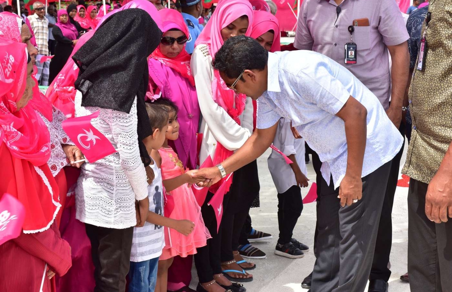 ތ. ގުރައިދޫ: އޮގަސްޓް 26، 2018- އަންނަ މަހުގެ 23 ގައި ބާއްވާ މި އަހަރުގެ ރިޔާސީ އިންތިޚާބުގެ ކެމްޕޭނަށް، ޕީޕީއެމްގެ ކެންޑިޑޭޓް ރައީސް އަބްދުﷲ ޔާމީން ތ. ގުރައިދޫ އަށް މިއަދު ކުރެއްވި ދަތުރުފުޅުގައި އެމަނިކުފާނަށް މަރުހަބާ ދެންނެވުމަށް އެއްވެ ތިބި މީހުންގެ ތެރެއިން ކުޑަކުއްޖަކާ ސަލާމް ކުރައްވަނީ.، ފޮޓޯ: ރައީސް އޮފީސް