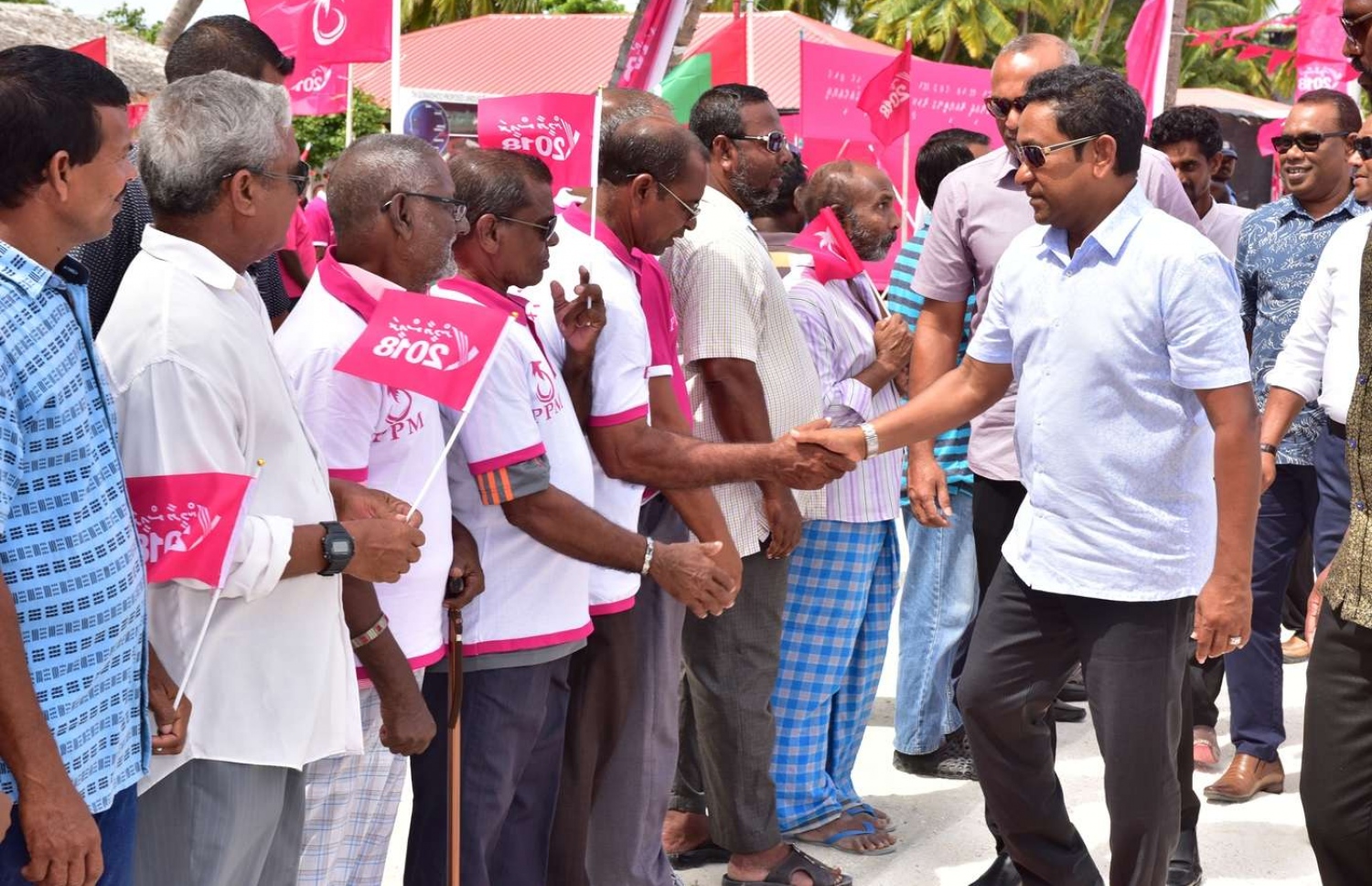 ތ. ގުރައިދޫ: އޮގަސްޓް 26، 2018- އަންނަ މަހުގެ 23 ގައި ބާއްވާ މި އަހަރުގެ ރިޔާސީ އިންތިޚާބުގެ ކެމްޕޭނަށް، ޕީޕީއެމްގެ ކެންޑިޑޭޓް ރައީސް އަބްދުﷲ ޔާމީން ތ. ގުރައިދޫ އަށް މިއަދު ކުރެއްވި ދަތުރުފުޅުގައި އެމަނިކުފާނަށް މަރުހަބާ ދެންނެވުމަށް އެއްވެ ތިބި މީހުންނާ ސަަލާމްކުރައްވަނީ--.، ފޮޓޯ: ރައީސް އޮފީސް