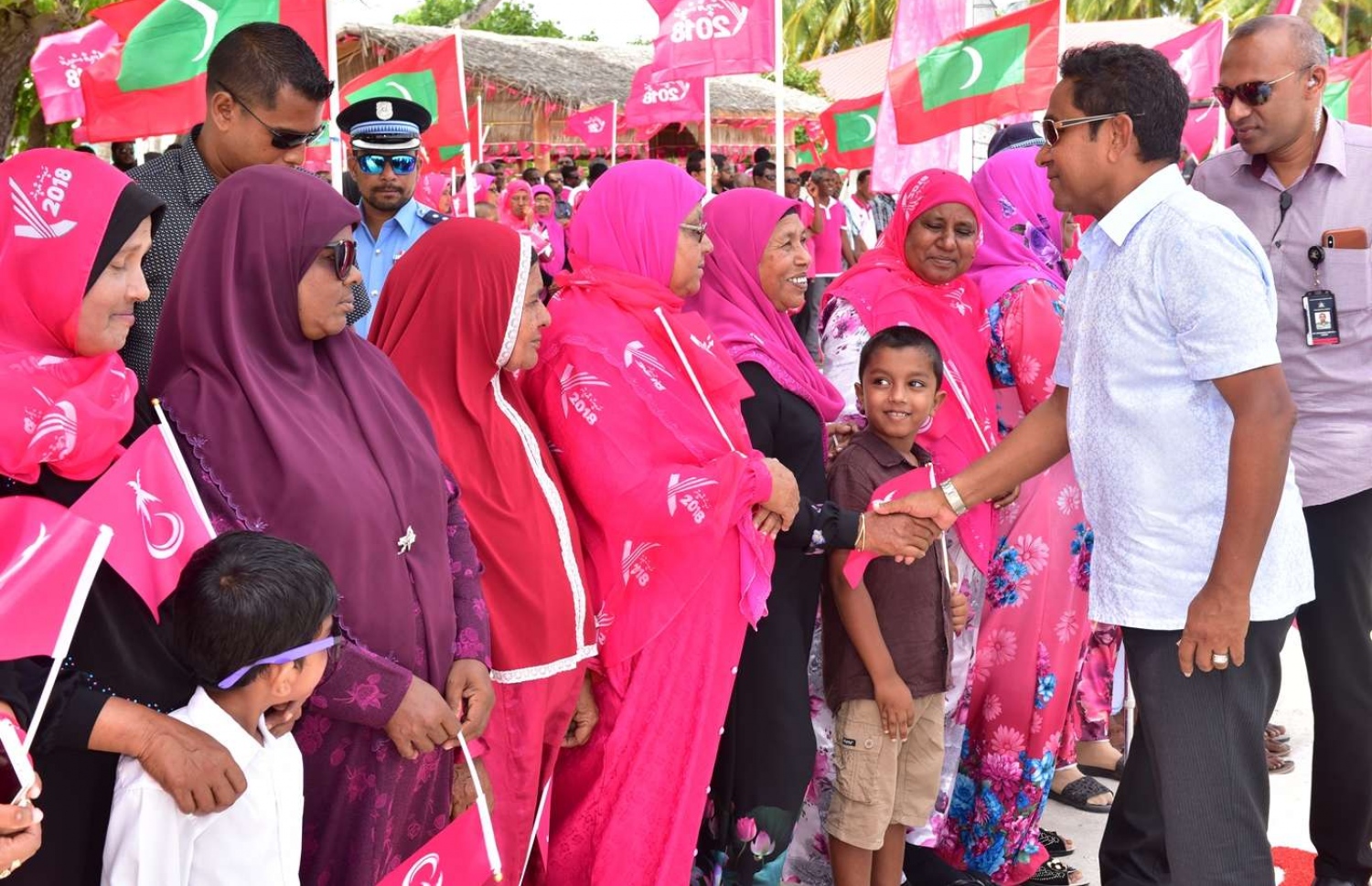 ތ. ގުރައިދޫ: އޮގަސްޓް 26، 2018- އަންނަ މަހުގެ 23 ގައި ބާއްވާ މި އަހަރުގެ ރިޔާސީ އިންތިޚާބުގެ ކެމްޕޭނަށް، ޕީޕީއެމްގެ ކެންޑިޑޭޓް ރައީސް އަބްދުﷲ ޔާމީން ތ. ގުރައިދޫ އަށް މިއަދު ކުރެއްވި ދަތުރުފުޅުގައި އެމަނިކުފާނަށް މަރުހަބާ ދެންނެވުމަށް އެއްވެ ތިބި މީހުންނާ ސަަލާމްކުރައްވަނީ--.، ފޮޓޯ: ރައީސް އޮފީސް