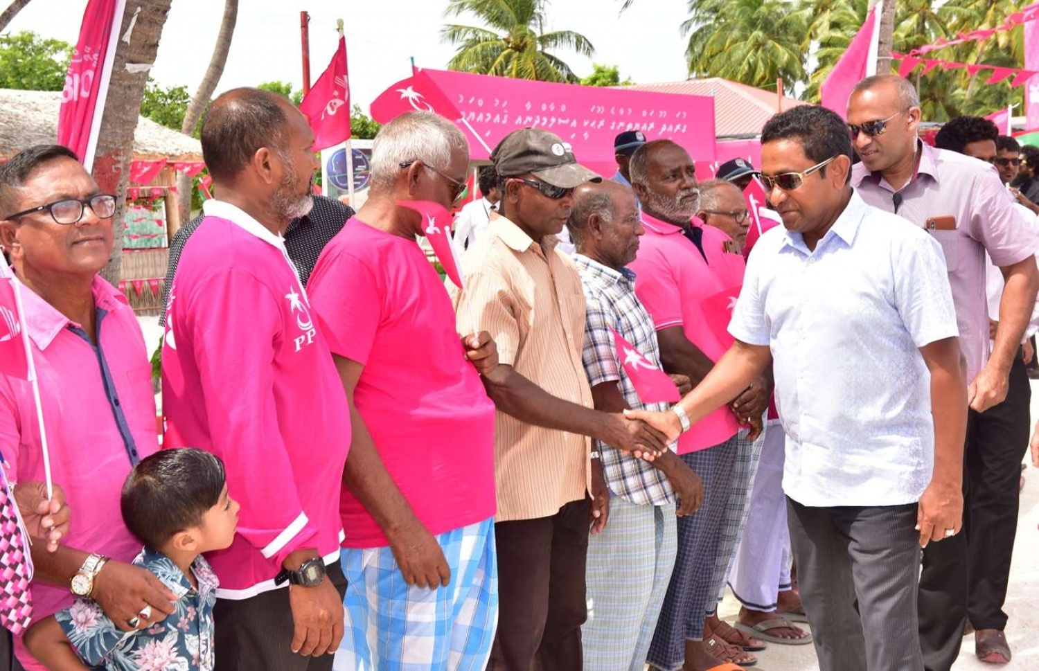 ތ. ގުރައިދޫ: އޮގަސްޓް 26، 2018- އަންނަ މަހުގެ 23 ގައި ބާއްވާ މި އަހަރުގެ ރިޔާސީ އިންތިޚާބުގެ ކެމްޕޭނަށް، ޕީޕީއެމްގެ ކެންޑިޑޭޓް ރައީސް އަބްދުﷲ ޔާމީން ތ. ގުރައިދޫ އަށް މިއަދު ކުރެއްވި ދަތުރުފުޅުގައި އެމަނިކުފާނަށް މަރުހަބާ ދެންނެވުމަށް އެއްވެ ތިބި މީހުންނާ ސަަލާމްކުރައްވަނީ--.، ފޮޓޯ: ރައީސް އޮފީސް