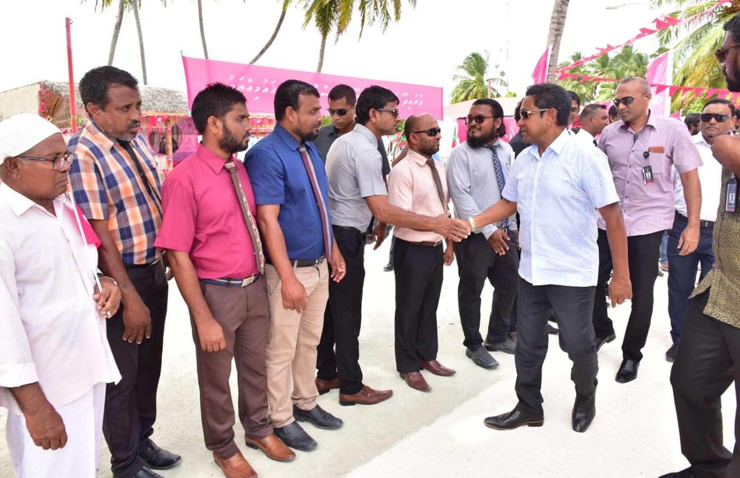 ތ. ގުރައިދޫ: އޮގަސްޓް 26، 2018- އަންނަ މަހުގެ 23 ގައި ބާއްވާ މި އަހަރުގެ ރިޔާސީ އިންތިޚާބުގެ ކެމްޕޭނަށް، ޕީޕީއެމްގެ ކެންޑިޑޭޓް ރައީސް އަބްދުﷲ ޔާމީން ތ. ގުރައިދޫ އަށް މިއަދު ކުރެއްވި ދަތުރުފުޅުގައި އެމަނިކުފާނަށް މަރުހަބާ ދެންނެވުމަށް އެއްވެ ތިބި މީހުންނާ ސަަލާމްކުރައްވަނީ--.، ފޮޓޯ: ރައީސް އޮފީސް