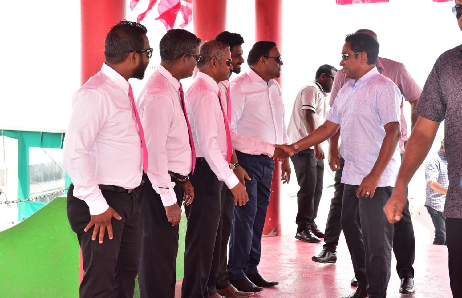 ތ. ގުރައިދޫ: އޮގަސްޓް 26، 2018- އަންނަ މަހުގެ 23 ގައި ބާއްވާ މި އަހަރުގެ ރިޔާސީ އިންތިޚާބުގެ ކެމްޕޭނަށް، ޕީޕީއެމްގެ ކެންޑިޑޭޓް ރައީސް އަބްދުﷲ ޔާމީން ތ. ގުރައިދޫ އަށް މިއަދު ކުރެއްވި ދަތުރުފުޅުގައި އެމަނިކުފާނަށް މަރުހަބާ ދެންނެވުމަށް އެއްވެ ތިބި މީހުންނާ ސަަލާމްކުރައްވަނީ--.، ފޮޓޯ: ރައީސް އޮފީސް