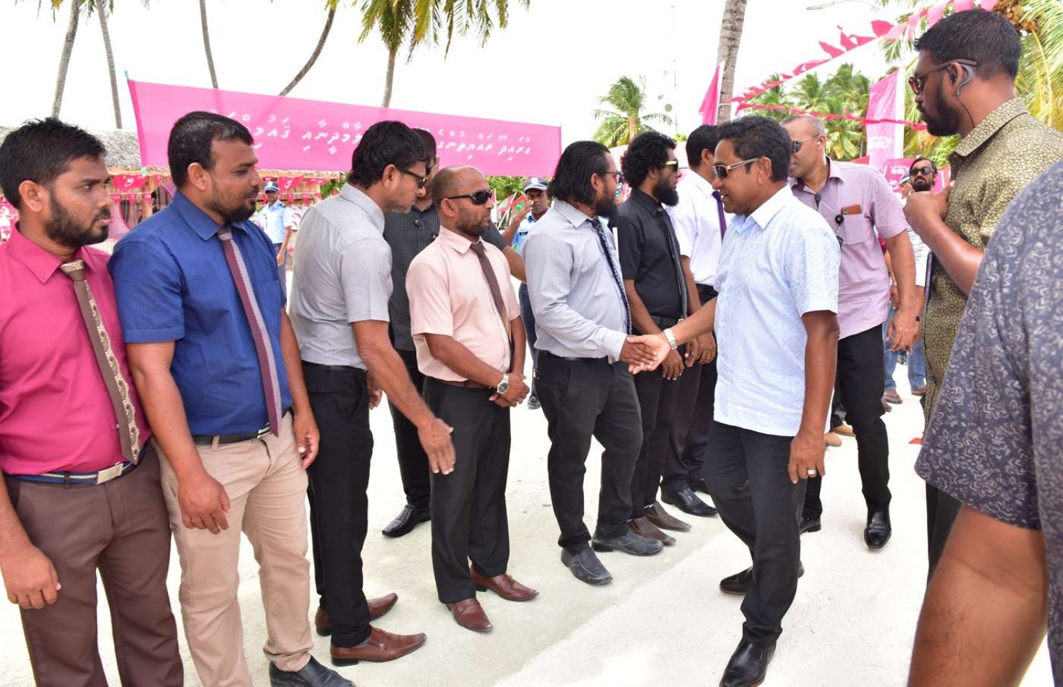 ތ. ގުރައިދޫ: އޮގަސްޓް 26، 2018- އަންނަ މަހުގެ 23 ގައި ބާއްވާ މި އަހަރުގެ ރިޔާސީ އިންތިޚާބުގެ ކެމްޕޭނަށް، ޕީޕީއެމްގެ ކެންޑިޑޭޓް ރައީސް އަބްދުﷲ ޔާމީން ތ. ގުރައިދޫ އަށް މިއަދު ކުރެއްވި ދަތުރުފުޅުގައި އެމަނިކުފާނަށް މަރުހަބާ ދެންނެވުމަށް އެއްވެ ތިބި މީހުންނާ ސަަލާމްކުރައްވަނީ--.، ފޮޓޯ: ރައީސް އޮފީސް