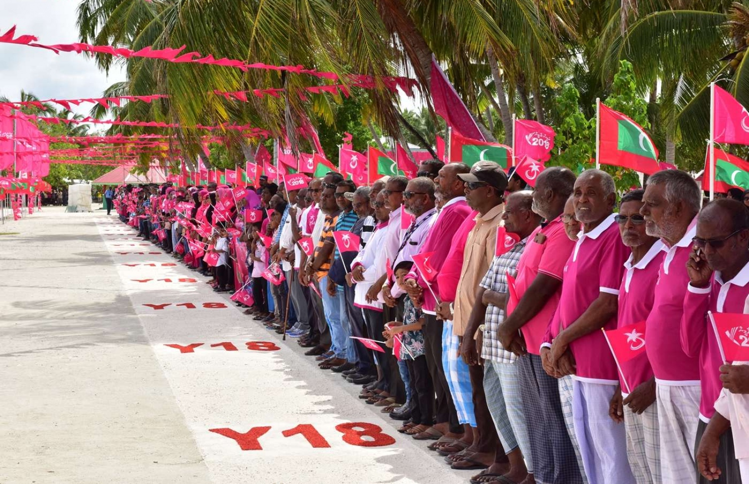 ތ. ގުރައިދޫ: އޮގަސްޓް 26، 2018- އަންނަ މަހުގެ 23 ގައި ބާއްވާ މި އަހަރުގެ ރިޔާސީ އިންތިޚާބުގެ ކެމްޕޭނަށް، ޕީޕީއެމްގެ ކެންޑިޑޭޓް ރައީސް އަބްދުﷲ ޔާމީން ތ. ގުރައިދޫ އަށް މިއަދު ކުރެއްވި ދަތުރުފުޅުގައި އެމަނިކުފާނަށް މަރުހަބާ ދެންނެވުމަށް އެއްވެ ތިބި މީހުންނާ ސަަލާމްކުރައްވަނީ--.، ފޮޓޯ: ރައީސް އޮފީސް