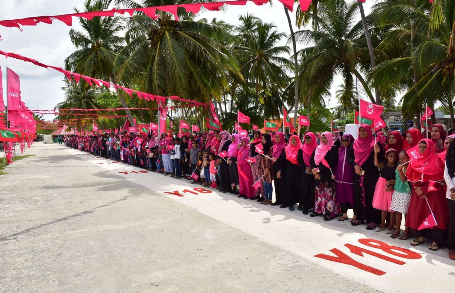 ތ. ގުރައިދޫ: އޮގަސްޓް 26، 2018- އަންނަ މަހުގެ 23 ގައި ބާއްވާ މި އަހަރުގެ ރިޔާސީ އިންތިޚާބުގެ ކެމްޕޭނަށް، ޕީޕީއެމްގެ ކެންޑިޑޭޓް ރައީސް އަބްދުﷲ ޔާމީން ތ. ގުރައިދޫ އަށް މިއަދު ކުރެއްވި ދަތުރުފުޅުގައި އެމަނިކުފާނަށް މަރުހަބާ ދެންނެވުމަށް އެއްވެ ތިބި މީހުން--.، ފޮޓޯ: ރައީސް އޮފީސް