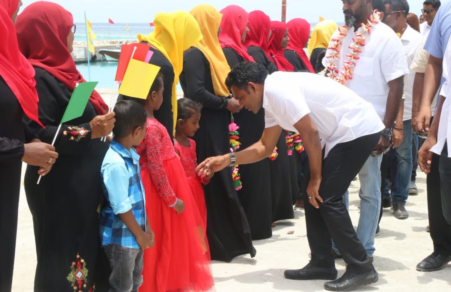 އިދިކޮޅު ކޯލިޝަންގެ ރަނިންމޭޓް ފައިސަލް ނަސީމް ށ. ގޮއިދުއަށް ވަޑައިގަތުމުން އޭނާއަށް މަރުހަބާ ކިޔަން ނުކުމެ ތިބި މީހުންނާ ސަލާންކުރައްވަނީ ---ފޮޓޯ: އެމްޑީޕީ