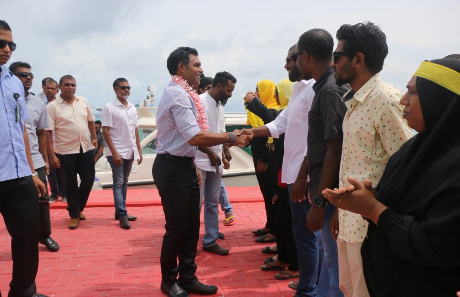 މި އަހަރުގެ ރިޔާސީ އިންތިޚާބުގެ ކެމްޕެއިނަށް އިދިކޮޅު ކޯލިޝަންގެ ރަނިންމޭޓް، ކާށިދޫ ދާއިރާގެ މެމްބަރު ފައިސަލް ނަސީމް ށ. އަތޮޅަށް ކުރައްވަމުންގެންދަވާ ކެމްޕޭން ދަތުރުގައި އެ އަތޮޅު ކަނޑިތީމަށް ވަޑައިގަތުމުން އޭނާއަށް މަރުހަބާ ދެންނެވުމަށް ގޮސް ތިބި މީހުންނާ ސަލާމްކުރައްވަނީ.---ފޮޓޯ: އެމްޑީޕީ