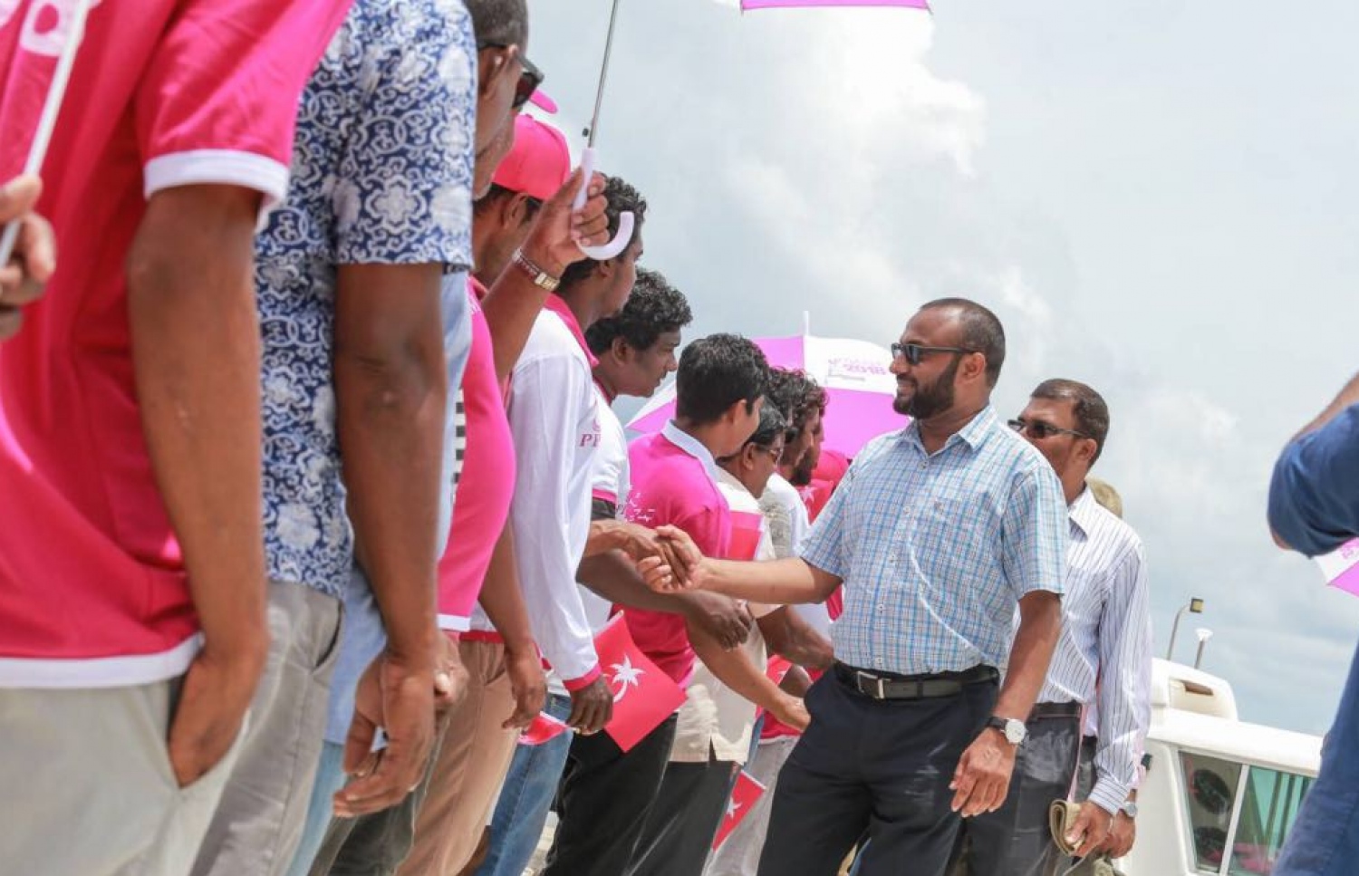 ލ. އަތޮޅު: އޮގަސްޓް 26، 2018- ޕީޕީއެމްގެ ރިޔާސީ ކެންޑިޑޭޓް ރައީސް ޔާމީންގެ ރަނިންމޭޓް ޑރ. ޝަހީމް މި އަތޮޅުގެ ރަށަކަށް ވަޑައިގަތުމުން މަރުހަބާ ދަންނަވަން އެއްވި ބަޔަކާ ސަލާމް ކުރައްވަނީ.---ފޮޓޯ: ޕީޕީއެމް