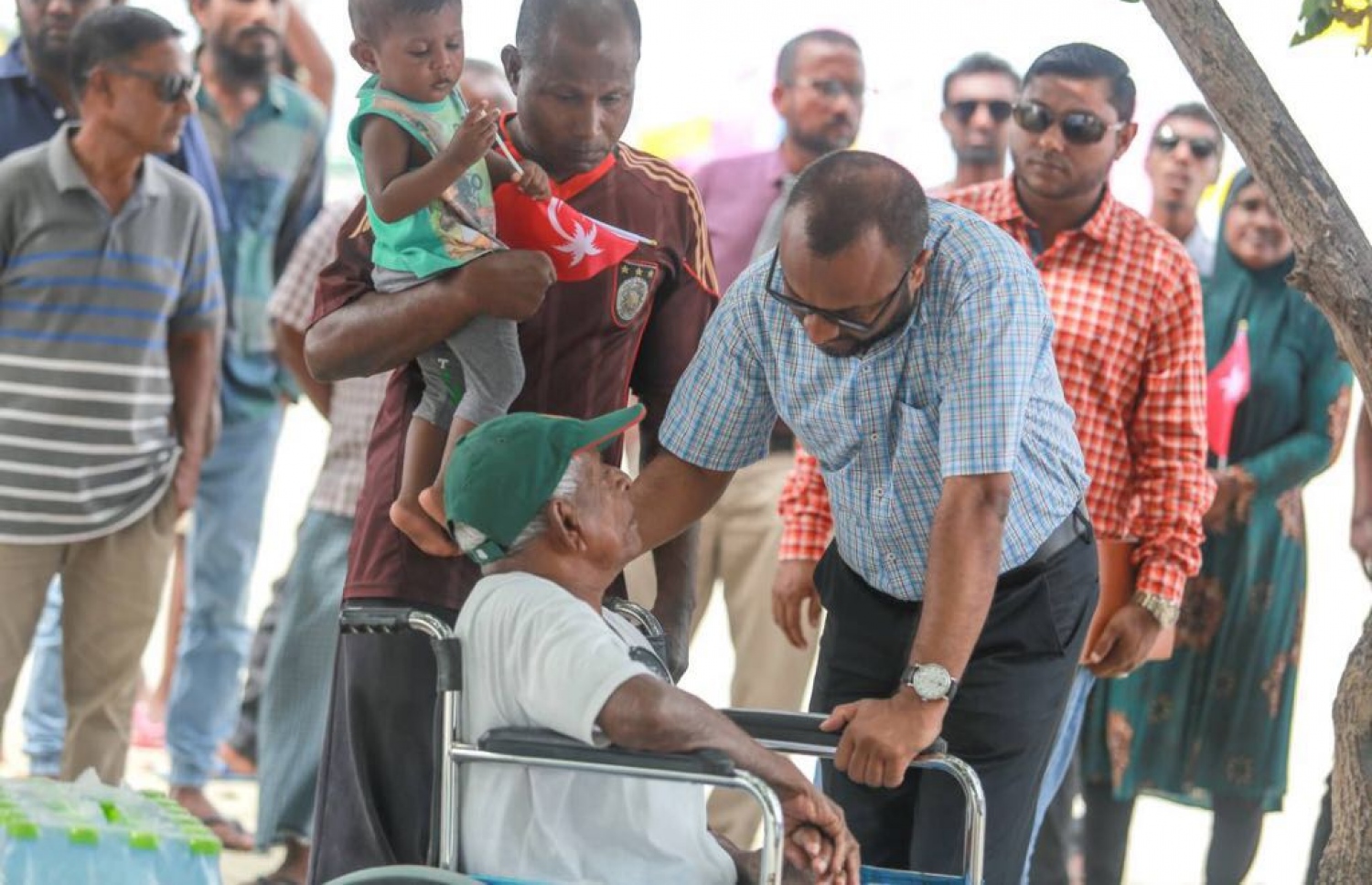 ލ. އަތޮޅު: އޮގަސްޓް 26، 2018- ޕީޕީއެމްގެ ރިޔާސީ ކެންޑިޑޭޓް ރައީސް ޔާމީންގެ ރަނިންމޭޓް ޑރ. ޝަހީމް މި އަތޮޅުގެ ރަށަކަށް ވަޑައިގަތުމުން މަރުހަބާ ދަންނަވަން ދިޔަ މީހުންގެ ތެރެއިން، އުމުރުން ދުވަސްވީ މީހަކާ ވާހަކަ ދައްކަވަނީ.---ފޮޓޯ: ޕީޕީއެމް