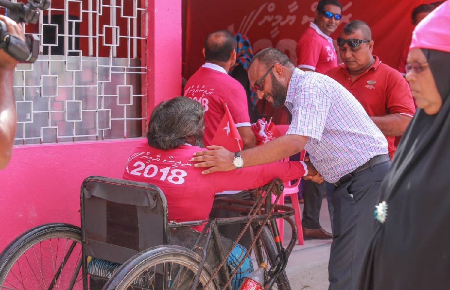 ލ. އަތޮޅު: ޕީޕީއެމްގެ ރިޔާސީ ކެންޑިޑޭޓް ރައީސް ޔާމީންގެ ރަނިންމޭޓް ޑރ. ޝަހީމް މި އަތޮޅުގެ ރަށަކަށް ވަޑައިގަތުމުން މަރުހަބާ ދަންނަވަން ދިޔަ މީހުންގެ ތެރެއިން، ހާއްސަ އެހީއަށް ބޭނުންވާ މީހަކާ ވާހަކަ ދައްކަވަނީ.---ފޮޓޯ: ޕީޕީއެމް
