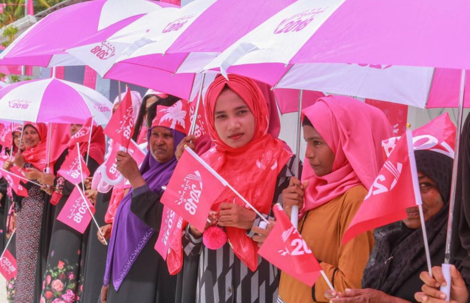 ލ. އަތޮޅު: ޕީޕީއެމްގެ ރިޔާސީ ކެންޑިޑޭޓް ރައީސް ޔާމީންގެ ރަނިންމޭޓް ޑރ. ޝަހީމް މި އަތޮޅުގެ ރަށަކަށް ވަޑައިގަތުމުން މަރުހަބާ ދަންނަވަން އެއްވެ ތިބި ބަޔަކު "ރައީސް ޔާމީން 2018" ޖަހާފައިވާ ކުޑަ އާއި ދިދަ ހިފައިގެން ކިޔޫގައި.---ފޮޓޯ: ޕީޕީއެމް