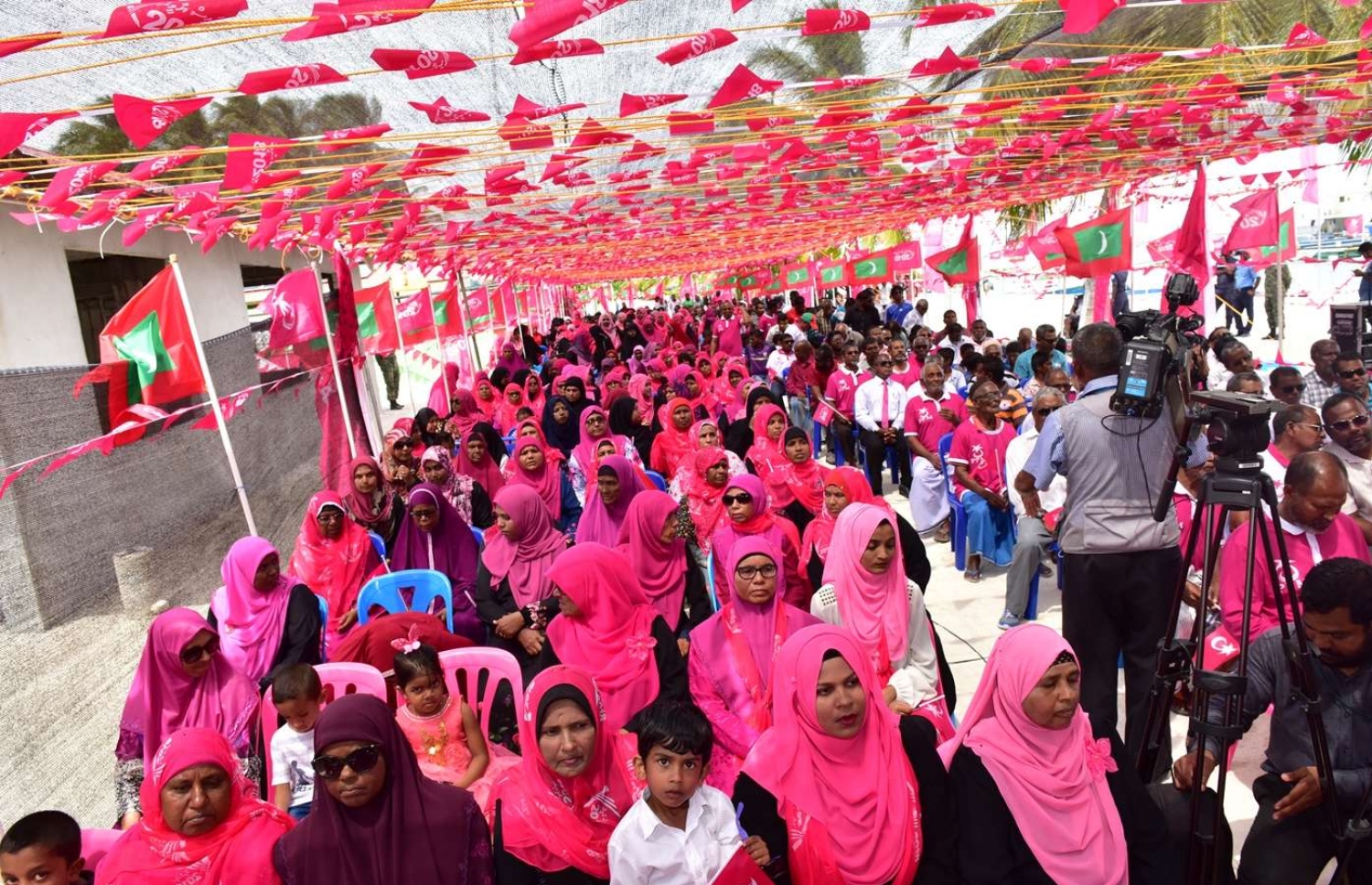 ތ. ގުރައިދޫ: އޮގަސްޓް 26، 2018- އަންނަ މަހުގެ 23 ގައި ބާއްވާ މި އަހަރުގެ ރިޔާސީ އިންތިޚާބުގެ ކެމްޕޭނަށް، ޕީޕީއެމްގެ ކެންޑިޑޭޓް ރައީސް ޔާމީން މި ރަށަށް މިއަދު ވަޑައިގެން ބޭއްވެވި ޖަލްސާގައި ބައިވެރިވި ބައެއް މީހުން.---ފޮޓޯ: ރައީސް އޮފީސް