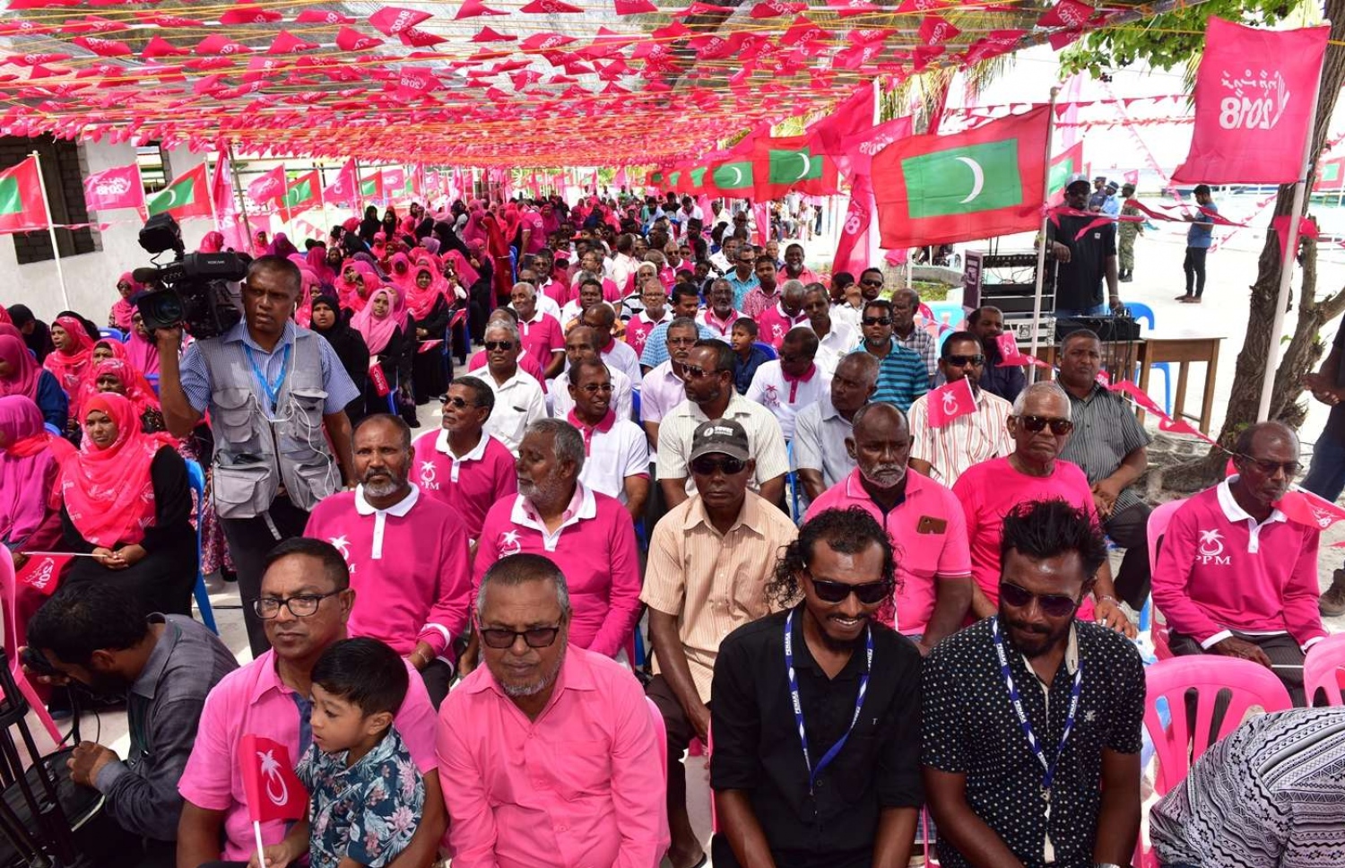 ތ. ގުރައިދޫ: އޮގަސްޓް 26، 2018- އަންނަ މަހުގެ 23 ގައި ބާއްވާ މި އަހަރުގެ ރިޔާސީ އިންތިޚާބުގެ ކެމްޕޭނަށް، ޕީޕީއެމްގެ ކެންޑިޑޭޓް ރައީސް ޔާމީން މި ރަށަށް މިއަދު ވަޑައިގެން ބޭއްވެވި ޖަލްސާގައި ބައިވެރިވި ބައެއް މީހުން.---ފޮޓޯ: ރައީސް އޮފީސް