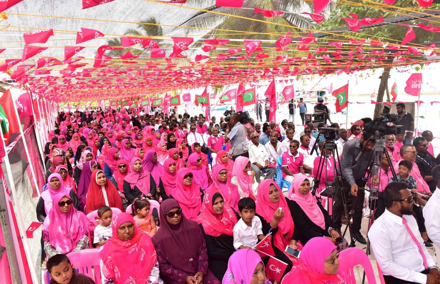 ތ. ގުރައިދޫ: އޮގަސްޓް 26، 2018- އަންނަ މަހުގެ 23 ގައި ބާއްވާ މި އަހަރުގެ ރިޔާސީ އިންތިޚާބުގެ ކެމްޕޭނަށް، ޕީޕީއެމްގެ ކެންޑިޑޭޓް ރައީސް ޔާމީން މި ރަށަށް މިއަދު ވަޑައިގެން ބޭއްވެވި ޖަލްސާގައި ބައިވެރިވި ބައެއް މީހުން.---ފޮޓޯ: ރައީސް އޮފީސް