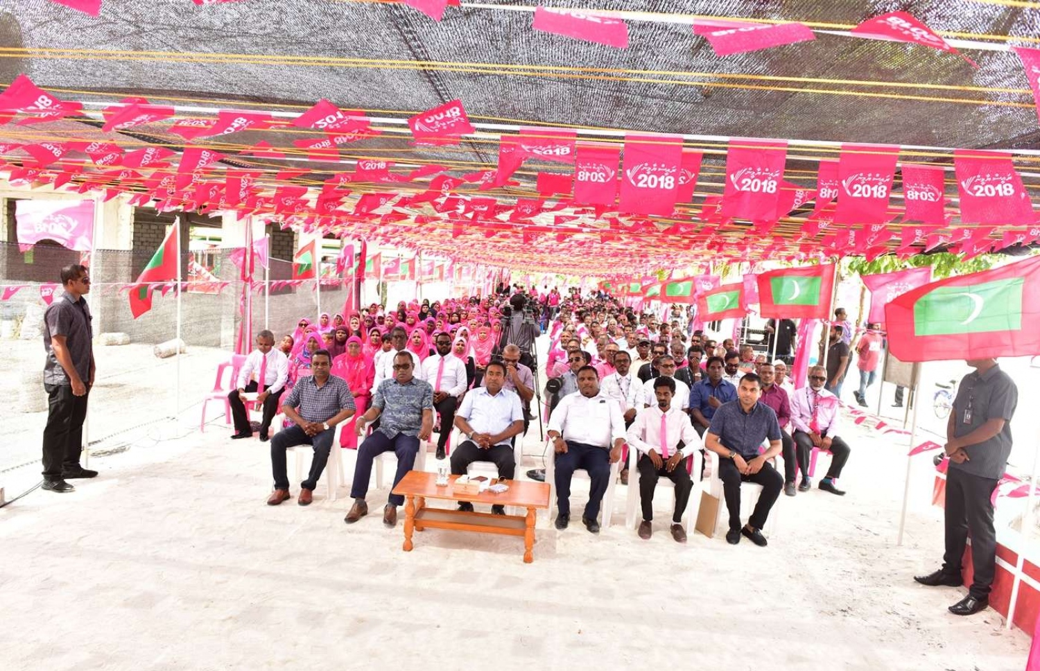 ތ. ގުރައިދޫ: އޮގަސްޓް 26، 2018- އަންނަ މަހުގެ 23 ގައި ބާއްވާ މި އަހަރުގެ ރިޔާސީ އިންތިޚާބުގެ ކެމްޕޭނަށް، ޕީޕީއެމްގެ ކެންޑިޑޭޓް ރައީސް ޔާމީން މި ރަށަށް މިއަދު ވަޑައިގެން ބޭއްވެވި ޖަލްސާގެ ތެރެއިން.---ފޮޓޯ: ރައީސް އޮފީސް