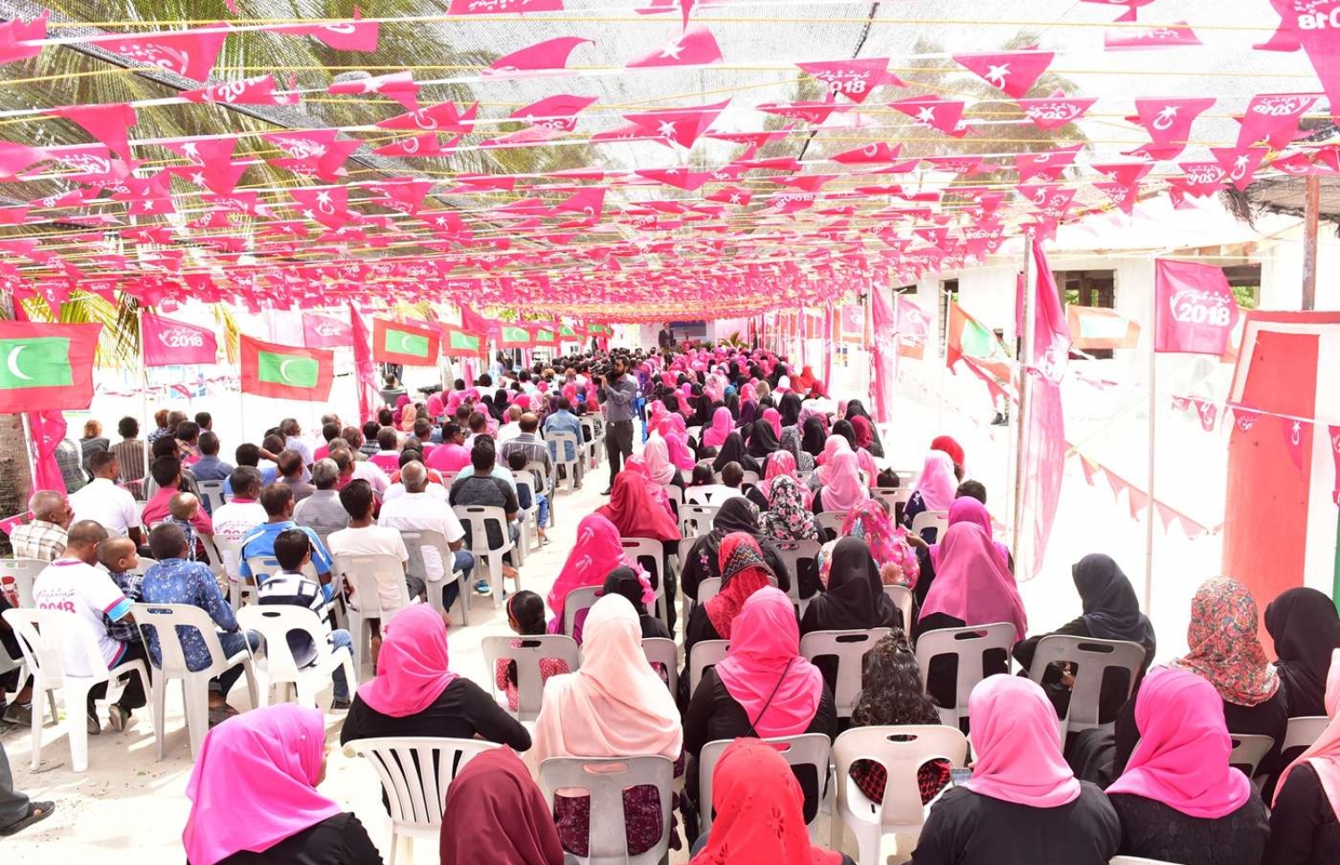 ތ. ގުރައިދޫ: އޮގަސްޓް 26، 2018- އަންނަ މަހުގެ 23 ގައި ބާއްވާ މި އަހަރުގެ ރިޔާސީ އިންތިޚާބުގެ ކެމްޕޭނަށް، ޕީޕީއެމްގެ ކެންޑިޑޭޓް ރައީސް ޔާމީން މި ރަށަށް މިއަދު ވަޑައިގެން ބޭއްވެވި ޖަލްސާގައި ބައިވެރިވި ބައެއް މީހުން.---ފޮޓޯ: ރައީސް އޮފީސް