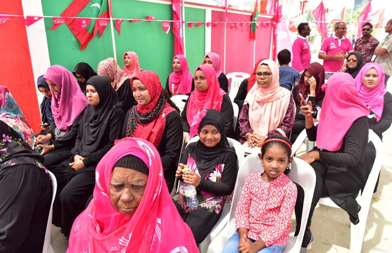 ތ. ގުރައިދޫ: އޮގަސްޓް 26، 2018- އަންނަ މަހުގެ 23 ގައި ބާއްވާ މި އަހަރުގެ ރިޔާސީ އިންތިޚާބުގެ ކެމްޕޭނަށް، ޕީޕީއެމްގެ ކެންޑިޑޭޓް ރައީސް ޔާމީން މި ރަށަށް މިއަދު ވަޑައިގެން ބޭއްވެވި ޖަލްސާގައި ބައިވެރިވި ބައެއް މީހުން.---ފޮޓޯ: ރައީސް އޮފީސް