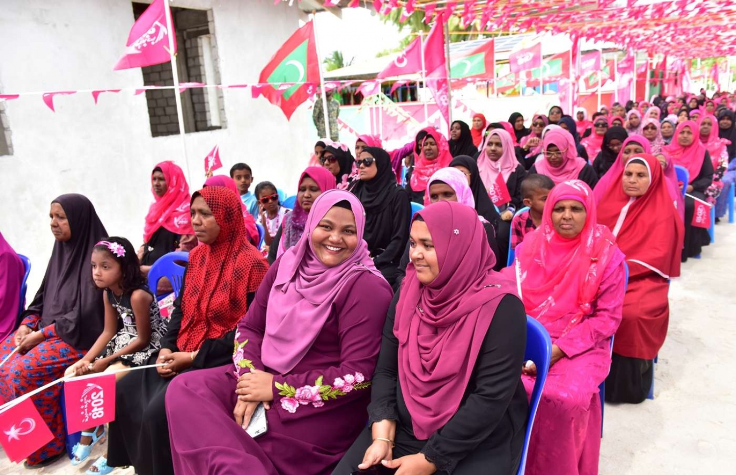 ތ. ގުރައިދޫ: އޮގަސްޓް 26، 2018- އަންނަ މަހުގެ 23 ގައި ބާއްވާ މި އަހަރުގެ ރިޔާސީ އިންތިޚާބުގެ ކެމްޕޭނަށް، ޕީޕީއެމްގެ ކެންޑިޑޭޓް ރައީސް ޔާމީން މި ރަށަށް މިއަދު ވަޑައިގެން ބޭއްވެވި ޖަލްސާގައި ބައިވެރިވި ބައެއް މީހުން.---ފޮޓޯ: ރައީސް އޮފީސް