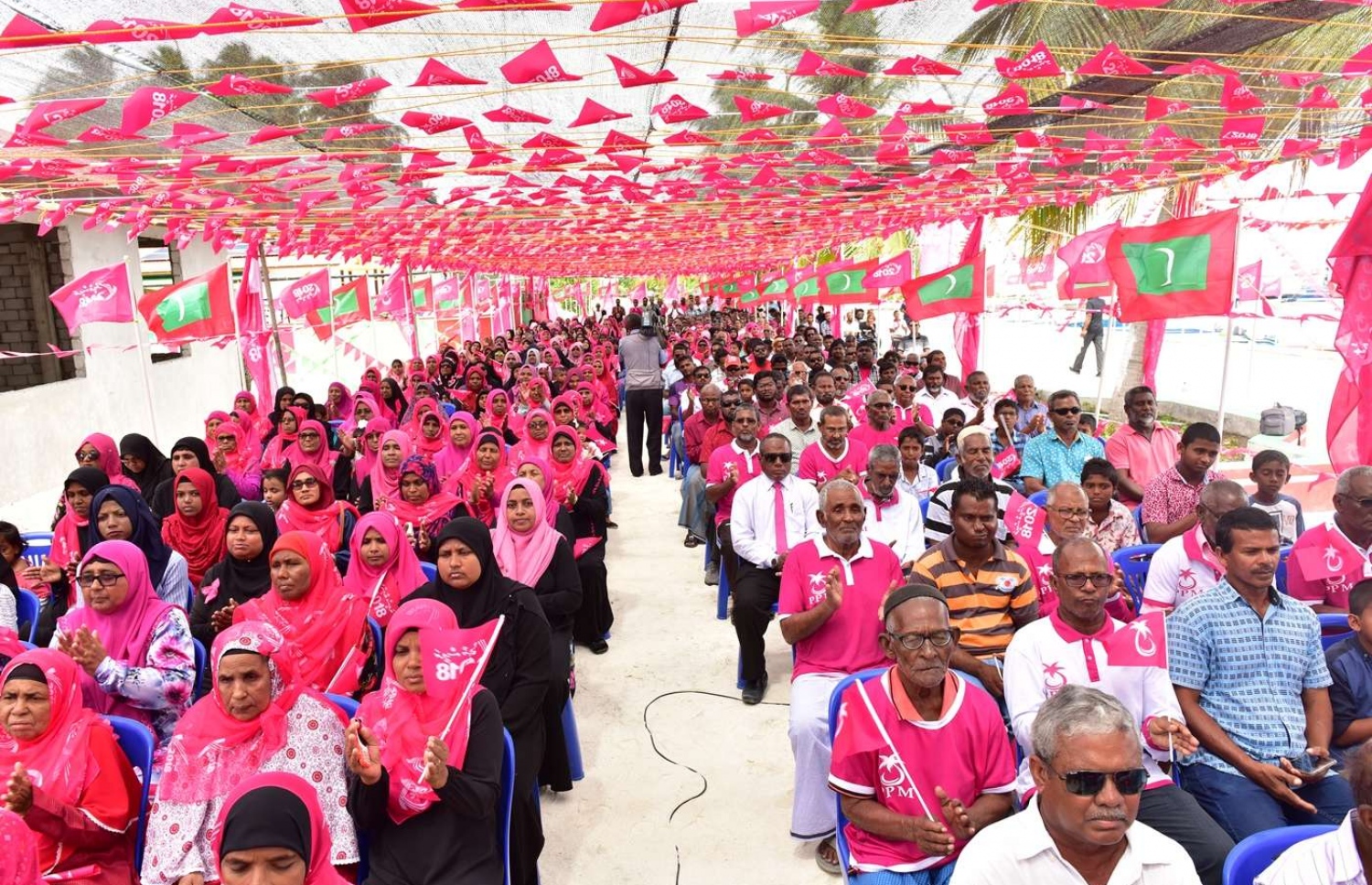 ތ. ގުރައިދޫ: އޮގަސްޓް 26، 2018- އަންނަ މަހުގެ 23 ގައި ބާއްވާ މި އަހަރުގެ ރިޔާސީ އިންތިޚާބުގެ ކެމްޕޭނަށް، ޕީޕީއެމްގެ ކެންޑިޑޭޓް ރައީސް ޔާމީން މި ރަށަށް މިއަދު ވަޑައިގެން ބޭއްވެވި ޖަލްސާގައި ބައިވެރިވި ބައެއް މީހުން.---ފޮޓޯ: ރައީސް އޮފީސް