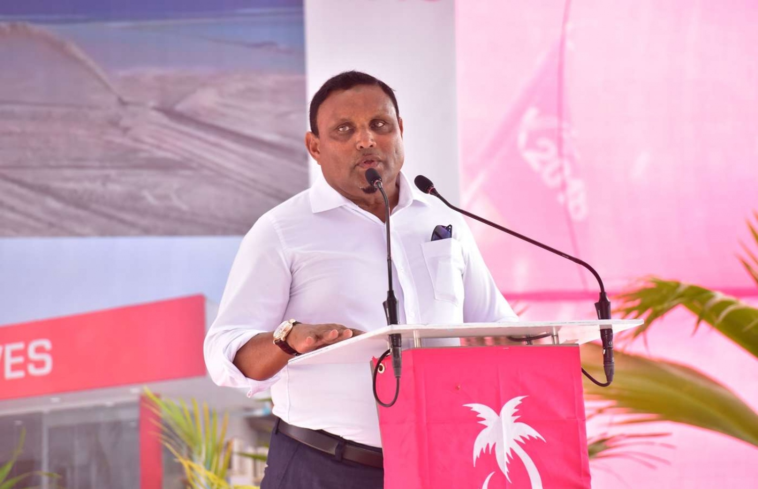 ތ. ގުރައިދޫ: އޮގަސްޓް 26، 2018- އަންނަ މަހުގެ 23 ގައި ބާއްވާ މި އަހަރުގެ ރިޔާސީ އިންތިޚާބުގެ ކެމްޕޭނަށް، ޕީޕީއެމްގެ ކެންޑިޑޭޓް ރައީސް ޔާމީން މި ރަށަށް މިއަދު ވަޑައިގެން ބޭއްވެވި ޖަލްސާގައި އެ ދާއިރާގެ މެމްބަރު ހުސައިން މަނިކު ދޮންމަނިކު ވާހަކަ ދައްކަވަނީ.---ފޮޓޯ: ރައީސް އޮފީސް