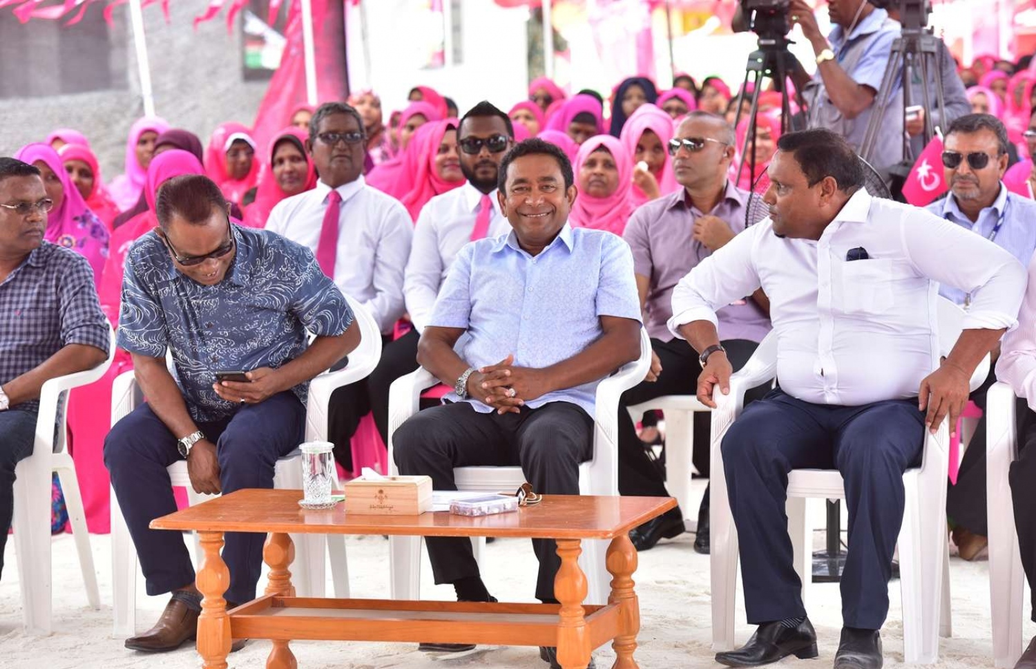 ތ. ގުރައިދޫ: އޮގަސްޓް 26، 2018- އަންނަ މަހުގެ 23 ގައި ބާއްވާ މި އަހަރުގެ ރިޔާސީ އިންތިޚާބުގެ ކެމްޕޭނަށް، ޕީޕީއެމްގެ ކެންޑިޑޭޓް ރައީސް ޔާމީން މި ރަށަށް މިއަދު ވަޑައިގެން ބޭއްވެވި ޖަލްސާގައި އެ ދާއިރާގެ މެމްބަރު ހުސައިން މަނިކު ދޮންމަނިކު (ކ) ރައީސް ޔާމީނާ އެކު.---ފޮޓޯ: ރައީސް އޮފީސް