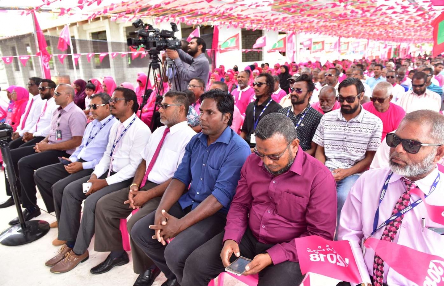 ތ. ގުރައިދޫ: އޮގަސްޓް 26، 2018- އަންނަ މަހުގެ 23 ގައި ބާއްވާ މި އަހަރުގެ ރިޔާސީ އިންތިޚާބުގެ ކެމްޕޭނަށް، ޕީޕީއެމްގެ ކެންޑިޑޭޓް ރައީސް ޔާމީން މި ރަށަށް މިއަދު ވަޑައިގެން ބޭއްވެވި ޖަލްސާގައި ބައިވެރިވި ބައެއް މީހުން.---ފޮޓޯ: ރައީސް އޮފީސް