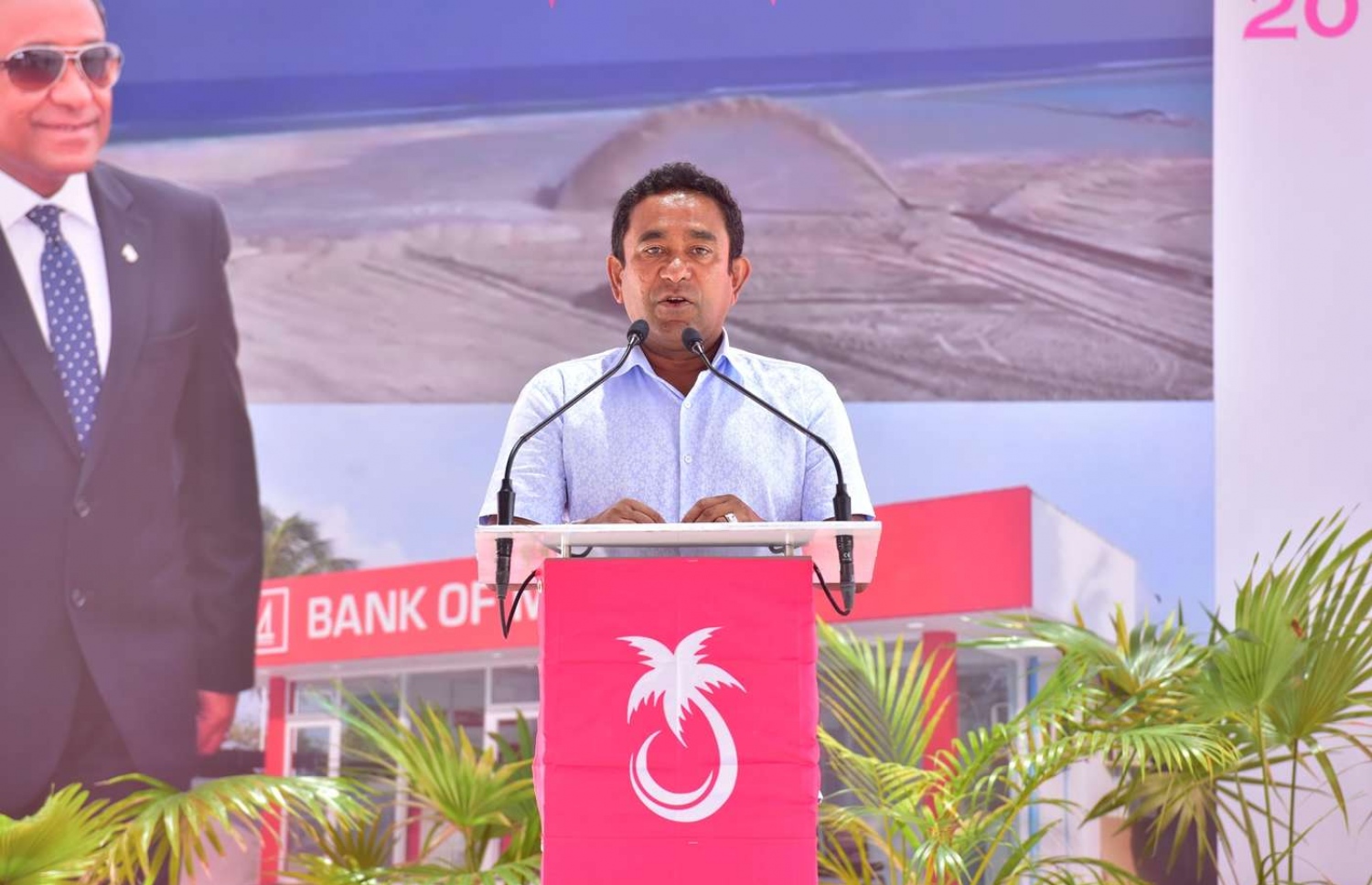 ތ. ގުރައިދޫ: އޮގަސްޓް 26، 2018- އަންނަ މަހުގެ 23 ގައި ބާއްވާ މި އަހަރުގެ ރިޔާސީ އިންތިޚާބުގެ ކެމްޕޭނަށް، ޕީޕީއެމްގެ ކެންޑިޑޭޓް ރައީސް ޔާމީން މި ރަށަށް މިއަދު ވަޑައިގެން ބޭއްވެވި ޖަލްސާގައި ވާހަކަފުޅު ދައްކަވަނީ.---ފޮޓޯ: ރައީސް އޮފީސް