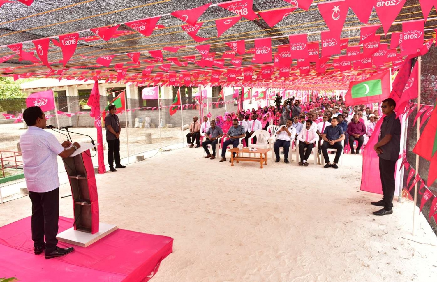 ތ. ގުރައިދޫ: އޮގަސްޓް 26، 2018- އަންނަ މަހުގެ 23 ގައި ބާއްވާ މި އަހަރުގެ ރިޔާސީ އިންތިޚާބުގެ ކެމްޕޭނަށް، ޕީޕީއެމްގެ ކެންޑިޑޭޓް ރައީސް ޔާމީން މި ރަށަށް މިއަދު ވަޑައިގެން ބޭއްވެވި ޖަލްސާގައި ވާހަކަފުޅު ދައްކަވަނީ.---ފޮޓޯ: ރައީސް އޮފީސް