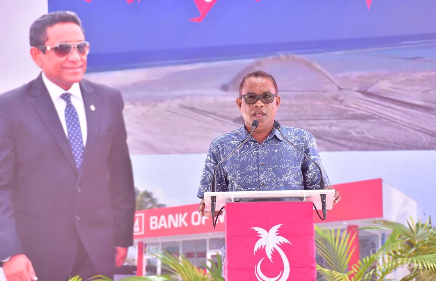 ތ. ގުރައިދޫ: އޮގަސްޓް 26، 2018- އަންނަ މަހުގެ 23 ގައި ބާއްވާ މި އަހަރުގެ ރިޔާސީ އިންތިޚާބުގެ ކެމްޕޭނަށް، ޕީޕީއެމްގެ ކެންޑިޑޭޓް ރައީސް ޔާމީން މި ރަށަށް މިއަދު ވަޑައިގެން ބޭއްވެވި ޖަލްސާގައި، އެ ޕާޓީގެ ނައިބު ރައީސް އަބްދުއްރަހީމް ވާހަކަ ދައްކަވަނީ.---ފޮޓޯ: ރައީސް އޮފީސް