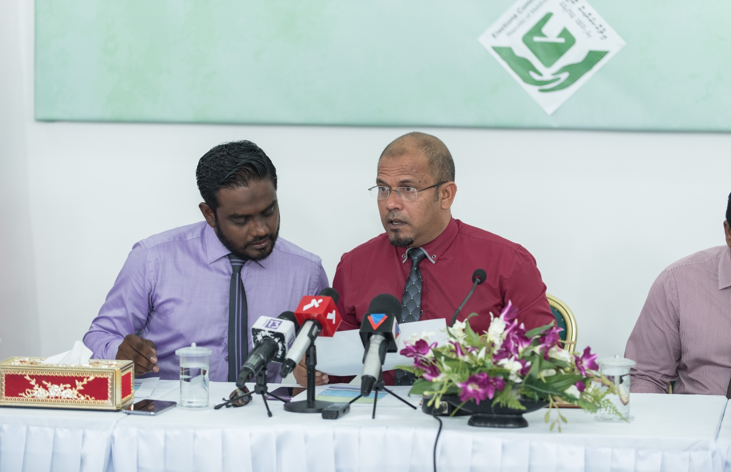 އިލެކްޝަންސް ކޮމިޝަނުން ބޭއްވި ނޫސްވެރިންގެ ބައްދަލުވުމެއްގައި އެ ކޮމިޝަންގެ ރައީސް ޝަރީފް (ކ) އަދި މެމްބަރު އަކްރަމް މަޝްވަރާ ކުރައްވަނީ. - ފޮޓޯ: އަހުމަދު ނިޝާތު/ މިހާރު