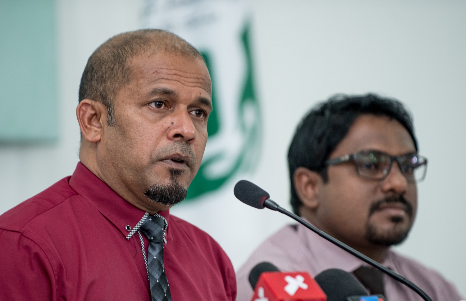 އިލެކްޝަންސް ކޮމިޝަނުން ބޭއްވި ނޫސްވެރިންގެ ބައްދަލުވުމުގައި ޝަރީފް ވާހަކަ ދައްކަވަނީ. ---ފޮޓޯ: އަހުމަދު ނިޝާތު/ މިހާރު