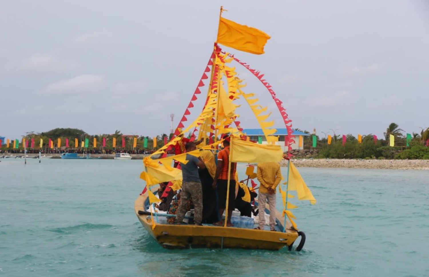 ށ. މިލަންދޫ: އޮގަސްޓް 26، 2018- އިދިކޮޅު ރިޔާސީ ކެންޑިޑޭޓް އިބްރާހިމް މުހައްމަދު ސޯލިހް (އިބޫ) ގެ ރަނިންމޭޓް ފައިސަލް ނަސީމް މި ރަށަށް ވަޑައިގަންނަވާތީ، އޭނާ އަށް މަރުހަބާ ދެންނެވުމަށްޓަކައި އެމްޑީޕީގެ ކުލަތަކުން ޒީނަތްތެރި ކޮށްފައިވާ މަސް ދޯންޏެއް ދުއްވާފައި ދަނީ.---ފޮޓޯ: އެމްޑީޕީ