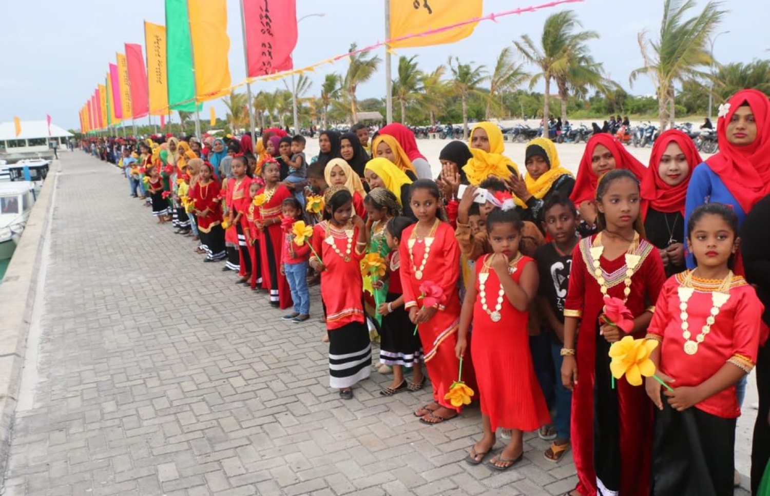 ށ. މިލަންދޫ: އޮގަސްޓް 26، 2018- އިދިކޮޅު ރިޔާސީ ކެންޑިޑޭޓް އިބްރާހިމް މުހައްމަދު ސޯލިހް (އިބޫ) ގެ ރަނިންމޭޓް ފައިސަލް ނަސީމް ށ. އަތޮޅަށް ކުރައްވަމުން ގެންދަވާ ކެމްޕެއިން ދަތުރުގައި މިލަންދު އަށް ވަޑައިގަންނަވާތީ، އޭނާ އަށް މަރުހަބާ ދެންނެވުމަށްޓަކައި ތިބި ކުޑަކުދިންތަކަކާއި ޒުވާޏުން އަންހެނުންތަކެއް ސަފަކަށް އެތުރިގެން.---ފޮޓޯ: އެމްޑީޕީ