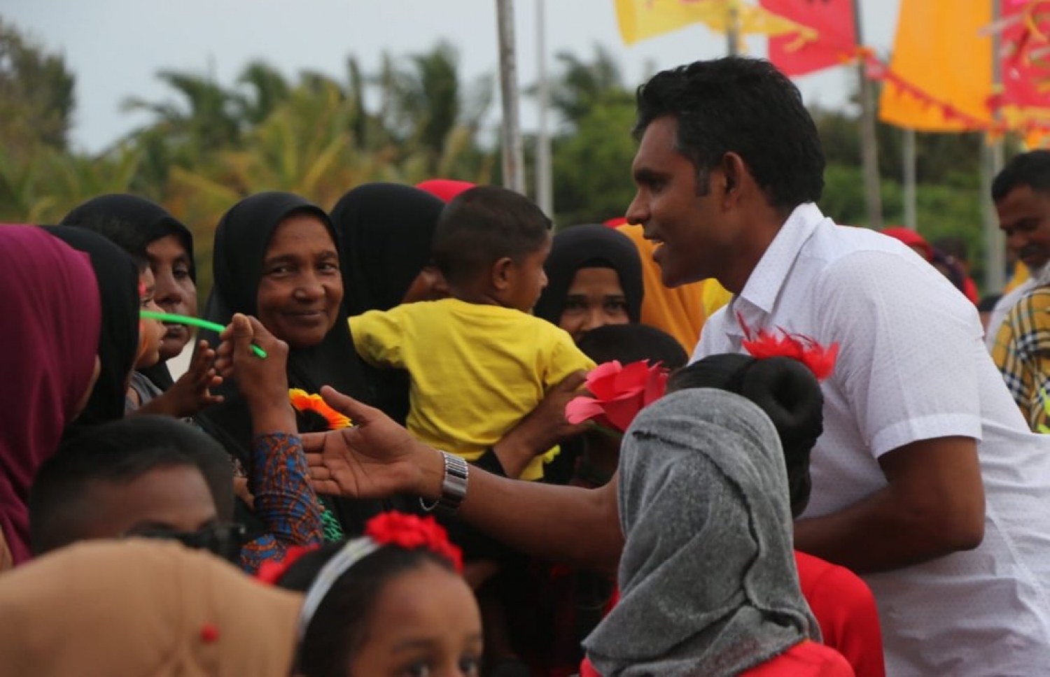 ފައިސަލް ށ. އަތޮޅަށް މިހާރު ކުރައްވަމުން ގެންދަވާ ކެމްޕެއިން ދަތުރުގައި މިލަންދު އަށް ވަޑައިގެން ކުޑަކުއްޖަކާ ސަލާމް ކުރައްވަނީ.