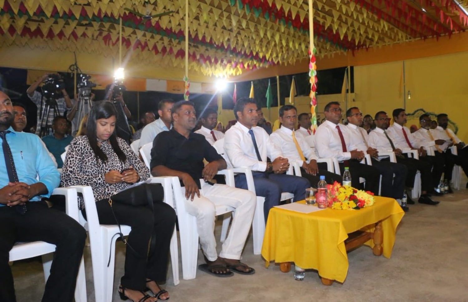 ށ. މިލަންދޫ: އޮގަސްޓް 26، 2018- އިދިކޮޅު ރިޔާސީ ކެންޑިޑޭޓް އިބްރާހިމް މުހައްމަދު ސޯލިހް (އިބޫ) ގެ ރަނިންމޭޓް ފައިސަލް ނަސީމް ށ. އަތޮޅަށް ކުރައްވަމުން ގެންދަވާ ކެމްޕެއިން ދަތުރުގައި މިލަންދޫގައި ބޭއްވެވި ކެމްޕެއިން ޖަލްސާގައި އޭނާ އާއި އިދިކޮޅު އިއްތިހާދުގެ ބައެއް އިސްބޭފުޅުން ބައިވެރިވެވަޑައިގަންނަވަނީ.---ފޮޓޯ: އެމްޑީޕީ