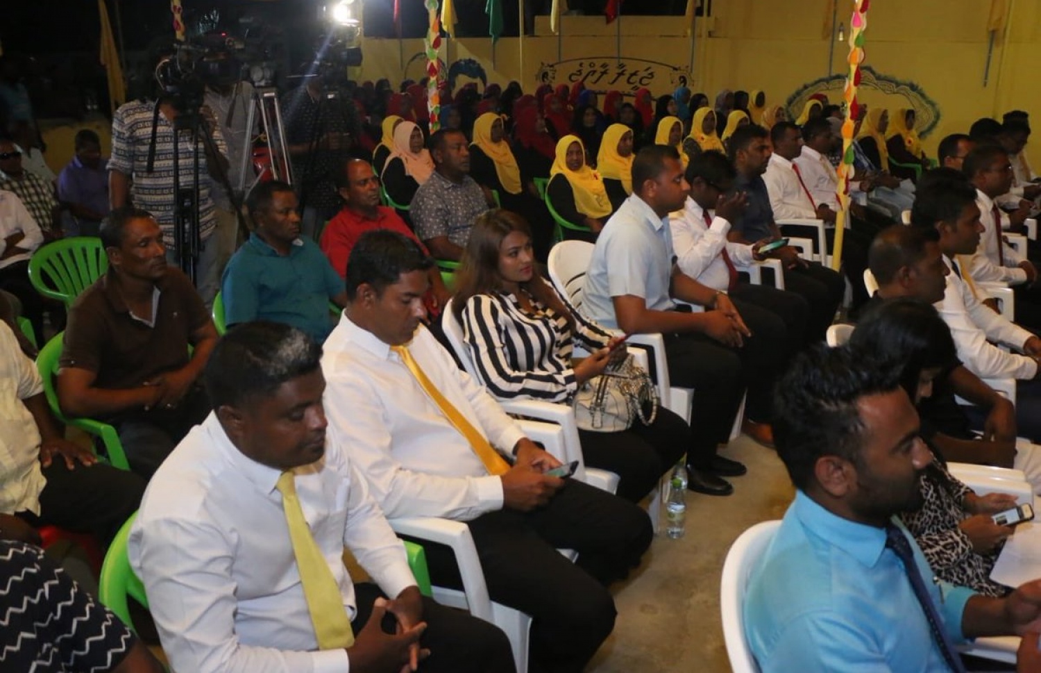 ށ. މިލަންދޫ: އޮގަސްޓް 26، 2018- އިދިކޮޅު ރިޔާސީ ކެންޑިޑޭޓް އިބްރާހިމް މުހައްމަދު ސޯލިހް (އިބޫ) ގެ ރަނިންމޭޓް ފައިސަލް ނަސީމް ށ. އަތޮޅަށް ކުރައްވަމުން ގެންދަވާ ކެމްޕެއިން ދަތުރުގައި މިލަންދޫގައި ބޭއްވެވި ކެމްޕެއިން ޖަލްސާގެ ތެރެއިން.---ފޮޓޯ: އެމްޑީޕީ