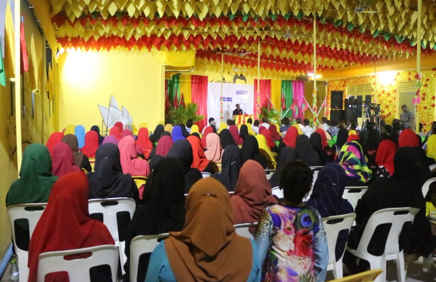 ށ. މިލަންދޫ: އޮގަސްޓް 26، 2018- އިދިކޮޅު ރިޔާސީ ކެންޑިޑޭޓް އިބްރާހިމް މުހައްމަދު ސޯލިހް (އިބޫ) ގެ ރަނިންމޭޓް ފައިސަލް ނަސީމް ށ. އަތޮޅަށް ކުރައްވަމުން ގެންދަވާ ކެމްޕެއިން ދަތުރުގައި މިލަންދޫގައި ބޭއްވެވި ކެމްޕެއިން ޖަލްސާގެ ތެރެއިން.---ފޮޓޯ: އެމްޑީޕީ