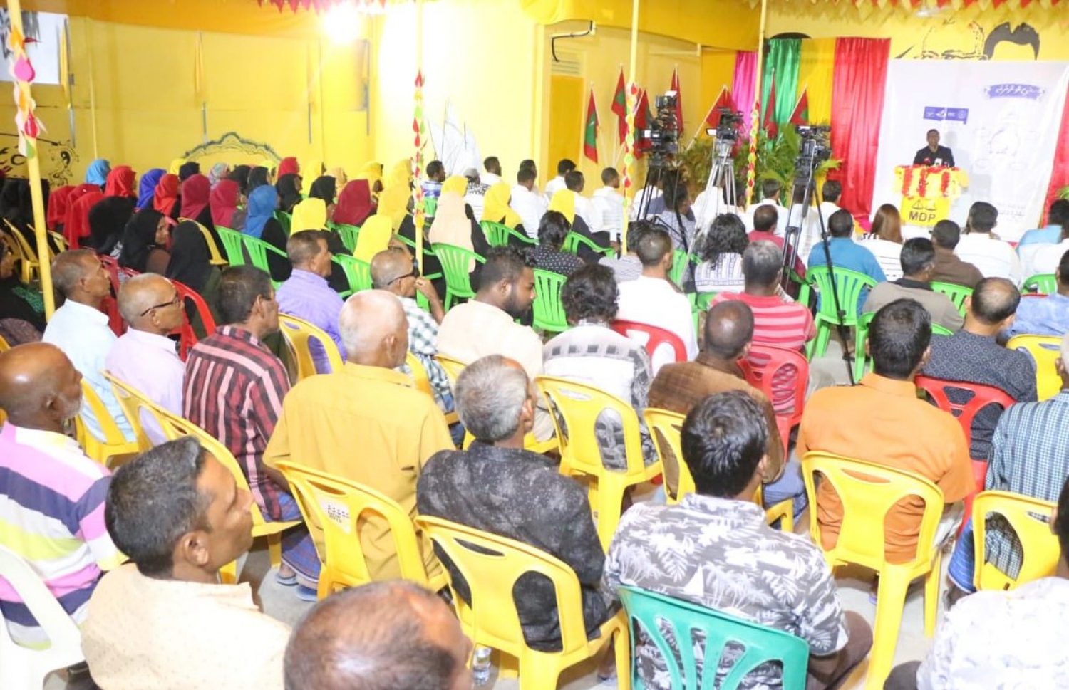 ށ. މިލަންދޫ: އޮގަސްޓް 26، 2018- އިދިކޮޅު ރިޔާސީ ކެންޑިޑޭޓް އިބްރާހިމް މުހައްމަދު ސޯލިހް (އިބޫ) ގެ ރަނިންމޭޓް ފައިސަލް ނަސީމް ށ. އަތޮޅަށް ކުރައްވަމުން ގެންދަވާ ކެމްޕެއިން ދަތުރުގައި މިލަންދޫގައި ބޭއްވެވި ކެމްޕެއިން ޖަލްސާގެ ތެރެއިން.---ފޮޓޯ: އެމްޑީޕީ