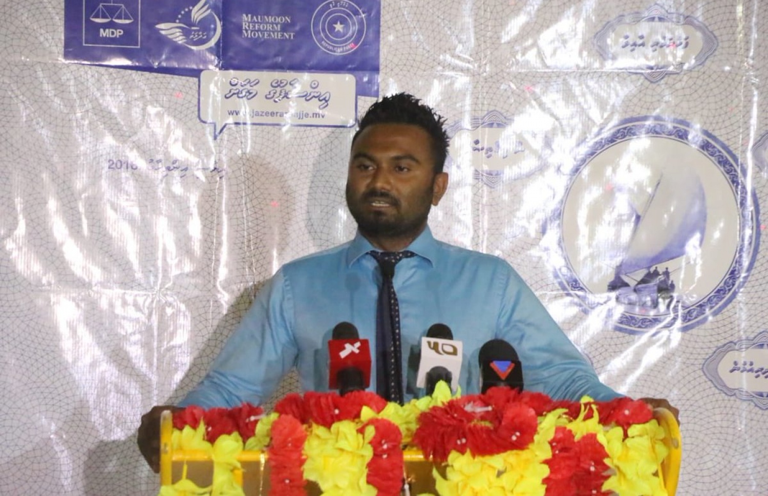 ށ. މިލަންދޫ: އޮގަސްޓް 26، 2018- އިދިކޮޅު ރިޔާސީ ކެންޑިޑޭޓް އިބްރާހިމް މުހައްމަދު ސޯލިހް (އިބޫ) ގެ ރަނިންމޭޓް ފައިސަލް ނަސީމް ށ. އަތޮޅަށް ކުރައްވަމުން ގެންދަވާ ކެމްޕެއިން ދަތުރުގައި މިލަންދޫގައި ބޭއްވެވި ކެމްޕެއިން ޖަލްސާގައި ހޯމް މިނިސްޓްރީގެ ކުރީގެ މީޑިއާ ކޯޑިނޭޓަރު ތަޒްމީލް ވާހަކަ ދައްކަވަނީ.---ފޮޓޯ: އެމްޑީޕީ