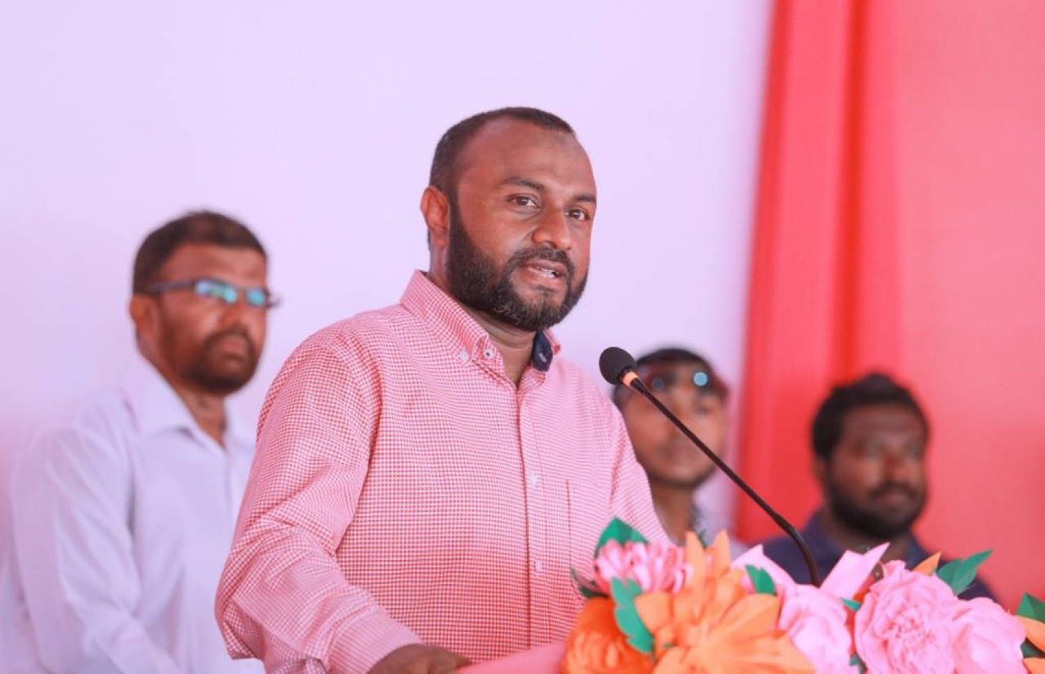 ލ. އަތޮޅު: އޮގަސްޓް 26، 2018: ޕީޕީއެމްގެ ރިޔާސީ ކެންޑިޑޭޓް ރައީސް ޔާމީންގެ ރަނިންމޭޓް ޑރ. ޝަހީމް މި އަތޮޅުގެ ރަށަކަށް ވަޑައިގަތުމުން އެރަށުގައި ބޭއްވި ހަފުލާއެއްގައި ވާހަކަ ދައްކަވަނީ.---ފޮޓޯ: ޕީޕީއެމް