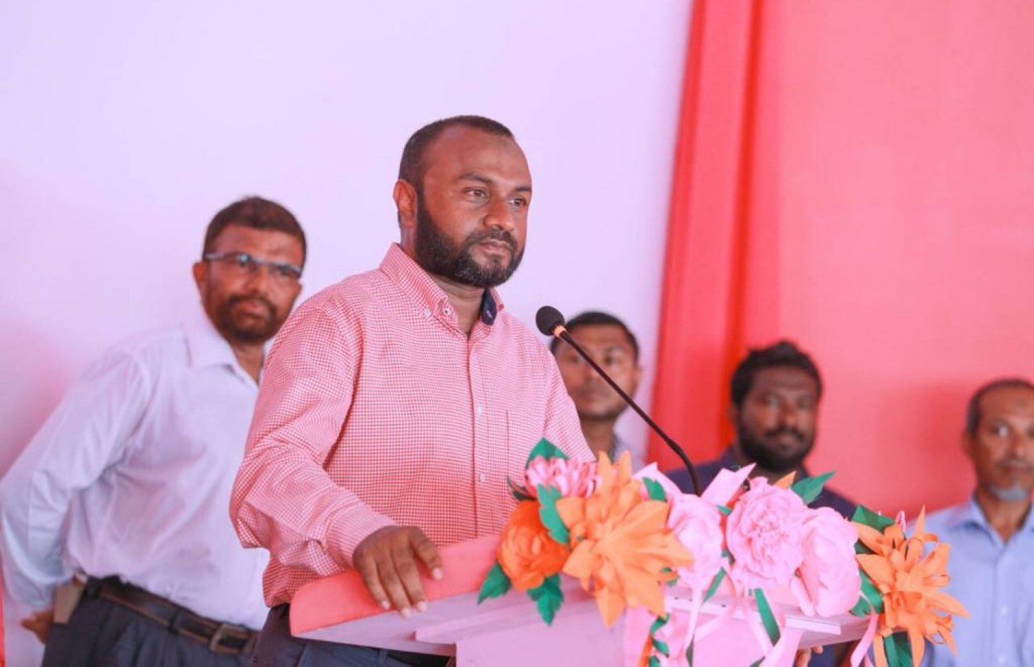 ލ. އަތޮޅު: އޮގަސްޓް 26، 2018: ޕީޕީއެމްގެ ރިޔާސީ ކެންޑިޑޭޓް ރައީސް ޔާމީންގެ ރަނިންމޭޓް ޑރ. ޝަހީމް މި އަތޮޅުގެ ރަށަކަށް ވަޑައިގަތުމުން އެރަށުގައި ބޭއްވި ހަފުލާއެއްގައި ވާހަކަ ދައްކަވަނީ.---ފޮޓޯ: ޕީޕީއެމް