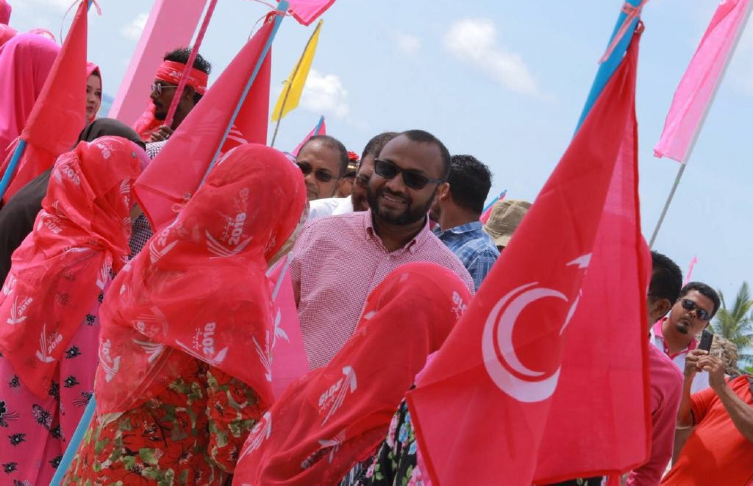 ލ. އަތޮޅު: އޮގަސްޓް 26، 2018: ޕީޕީއެމްގެ ރިޔާސީ ކެންޑިޑޭޓް ރައީސް ޔާމީންގެ ރަނިންމޭޓް ޑރ. ޝަހީމް މި އަތޮޅުގެ ރަށަކަށް ވަޑައިގަތުމުން މަރުހަބާ ދަންނަވަން އެއްވެ ތިބި ބަޔަކާ ސަލާމް ކުރައްވަނީ.---ފޮޓޯ: ޕީޕީއެމް